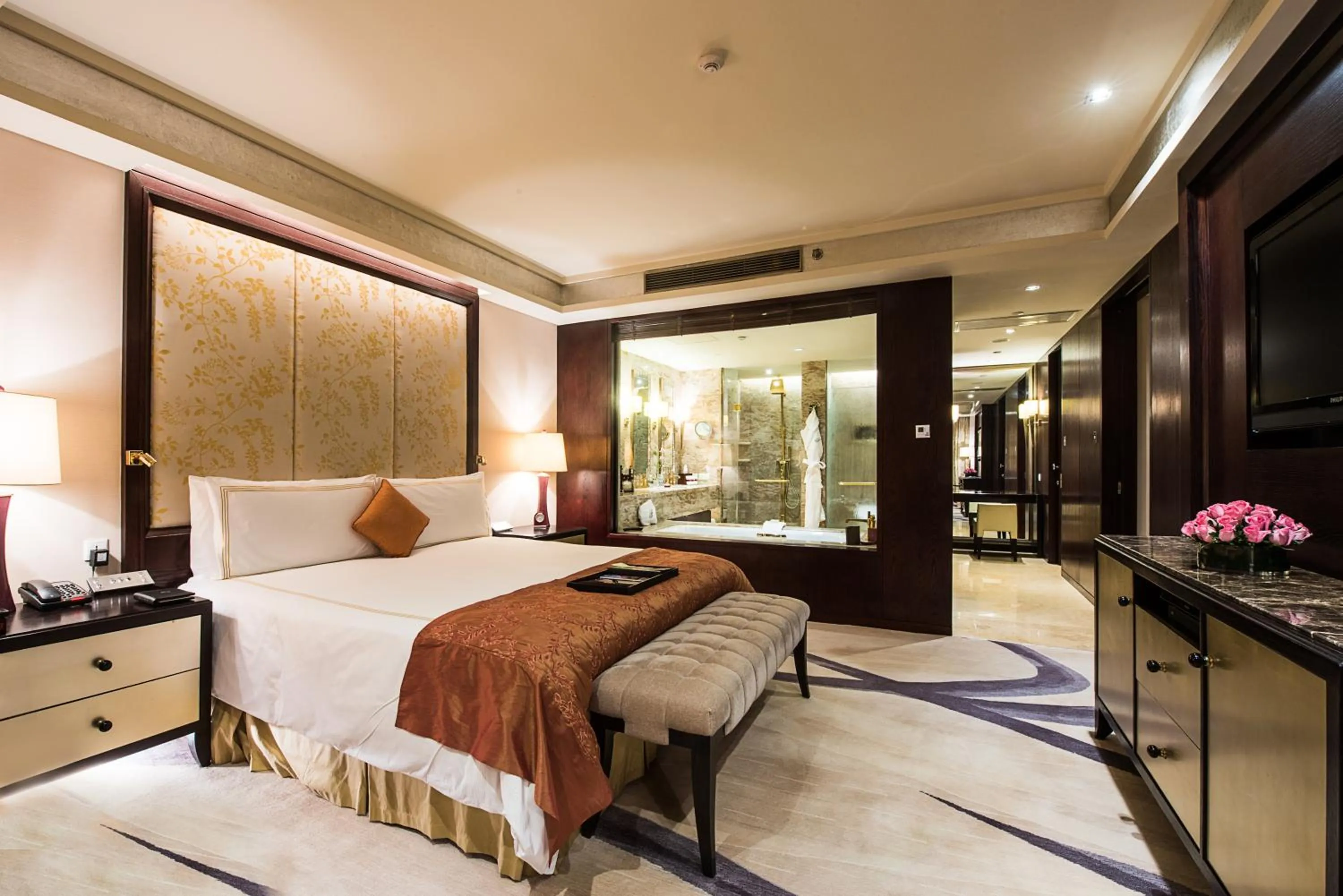 Photo of the whole room, Bed in Fairmont Beijing - 20 minutes to Forbidden City by metro