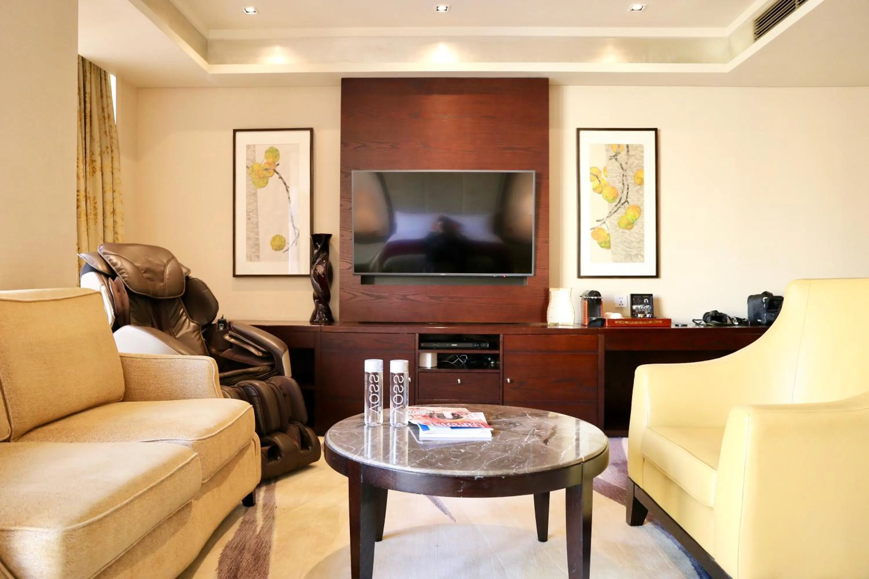 Living room in Fairmont Beijing - 20 minutes to Forbidden City by metro