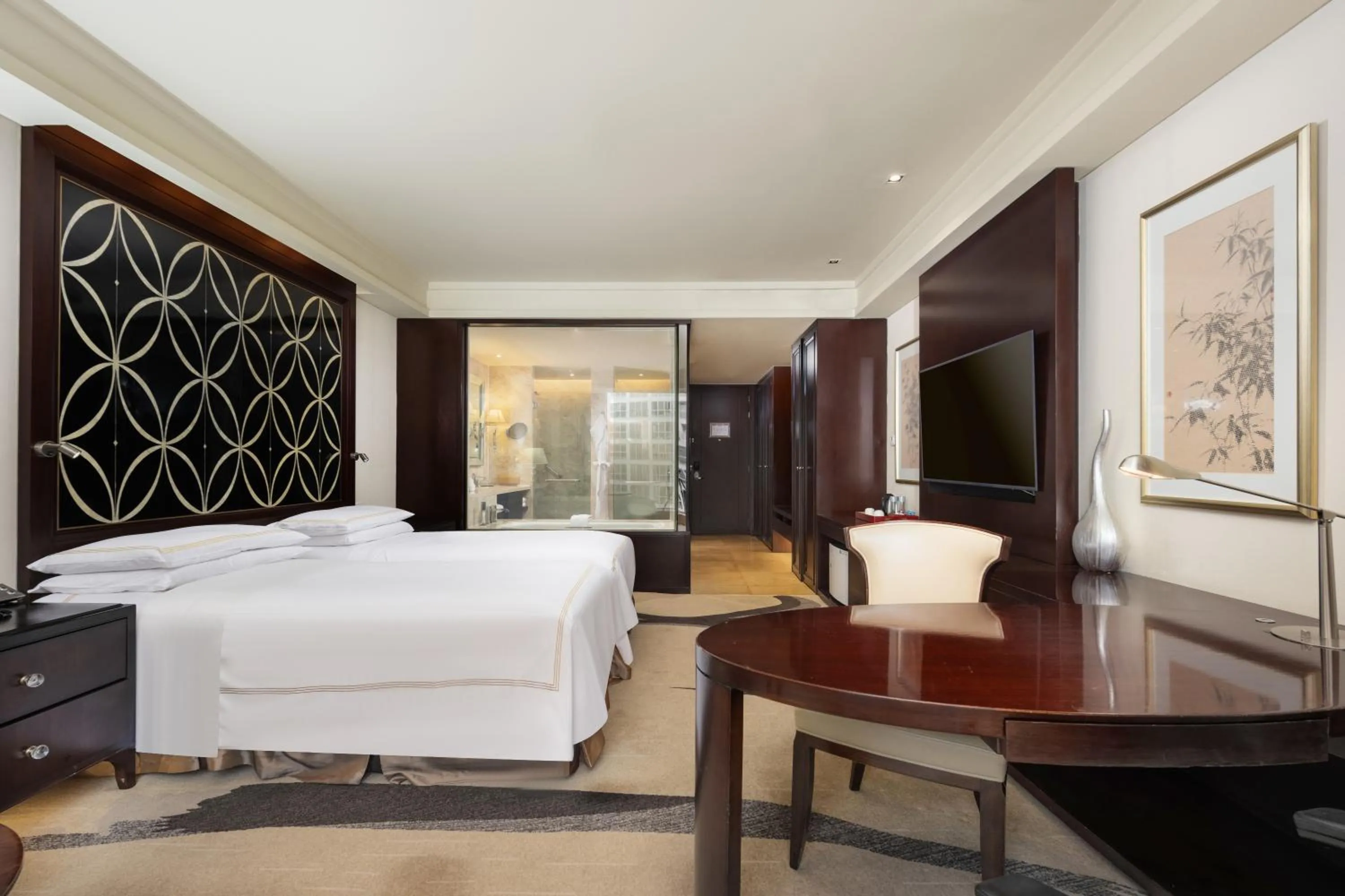 Photo of the whole room, Bed in Fairmont Beijing - 20 minutes to Forbidden City by metro