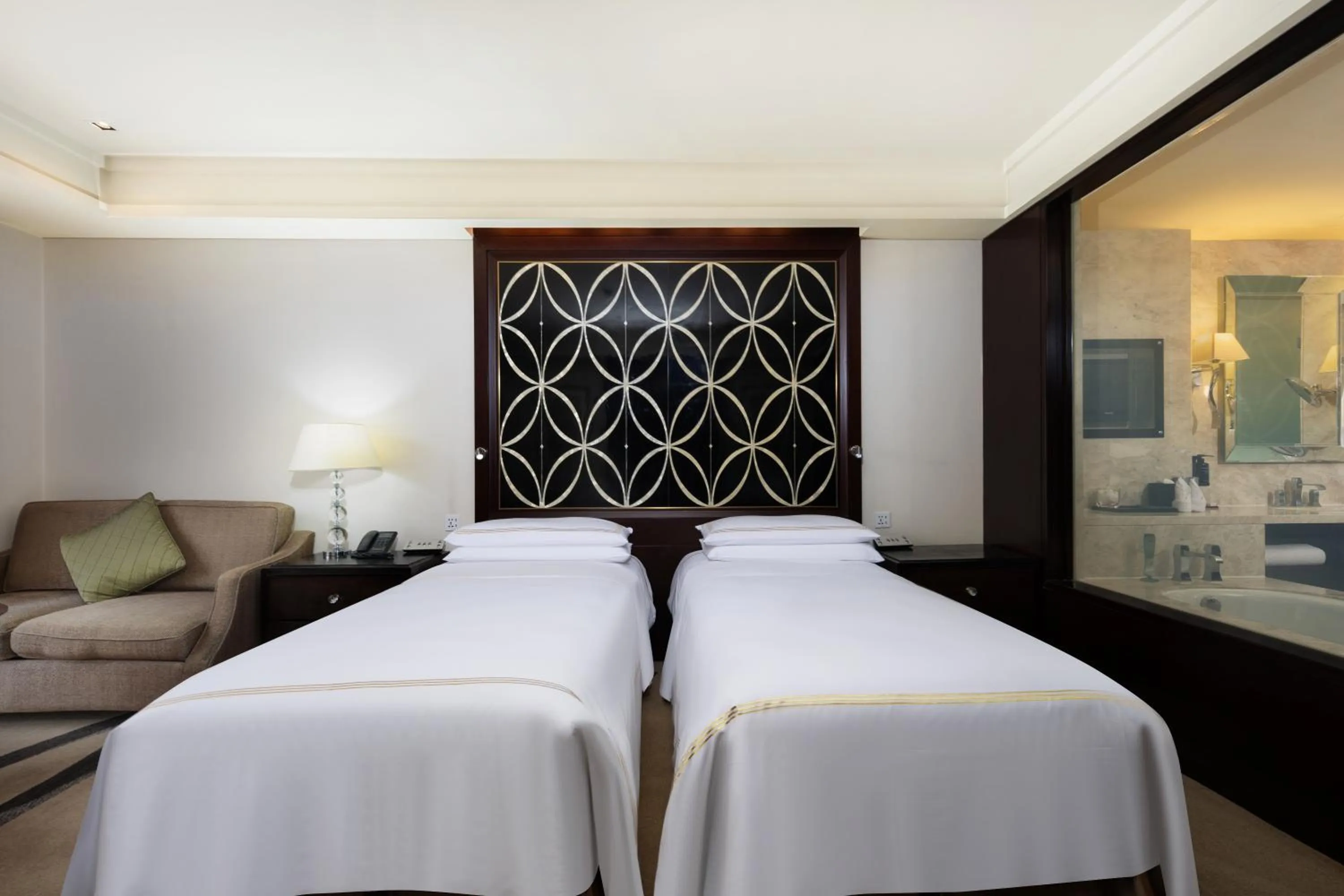 Bedroom, Bed in Fairmont Beijing - 20 minutes to Forbidden City by metro