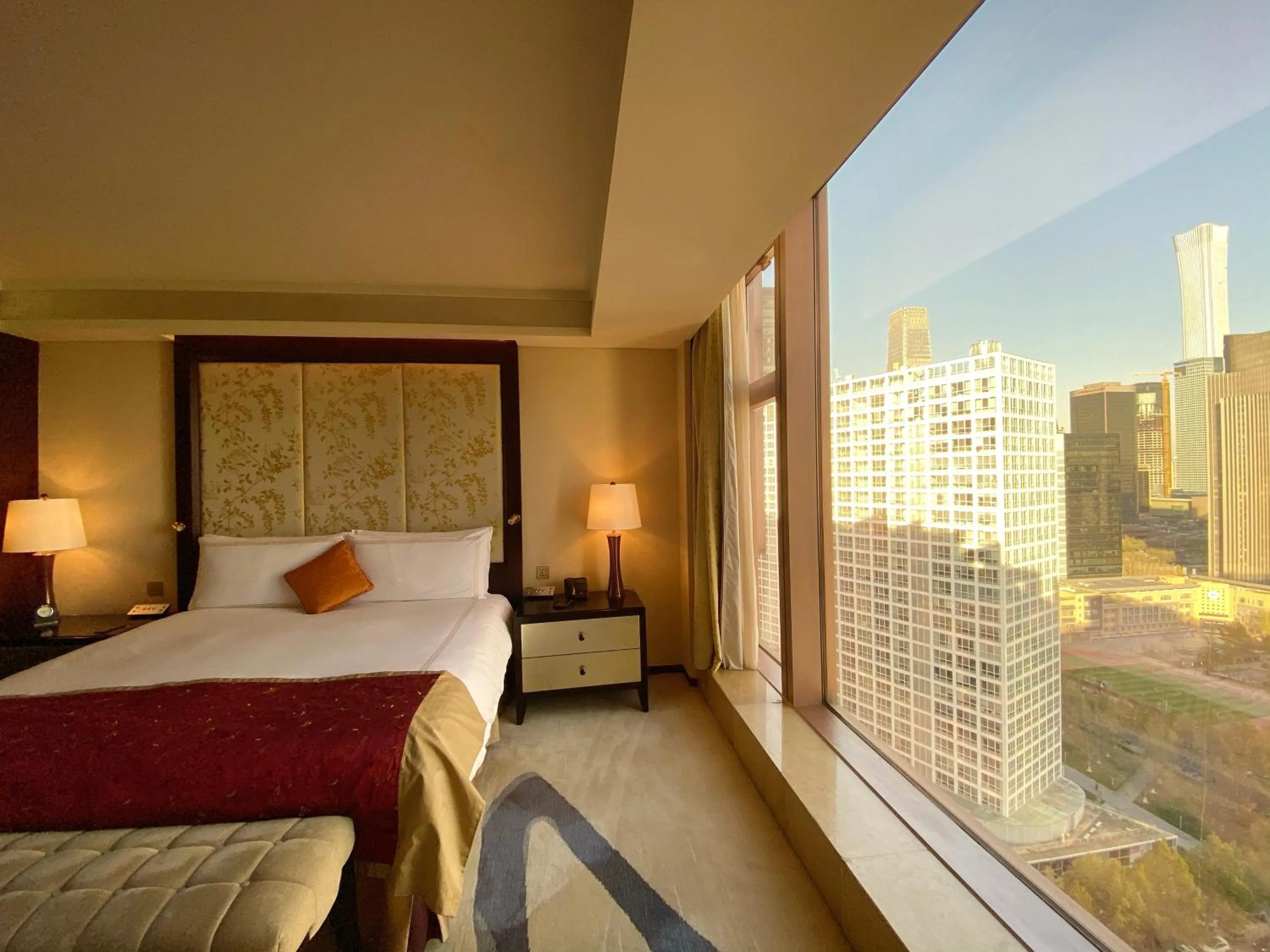 Photo of the whole room, Bed in Fairmont Beijing - 20 minutes to Forbidden City by metro