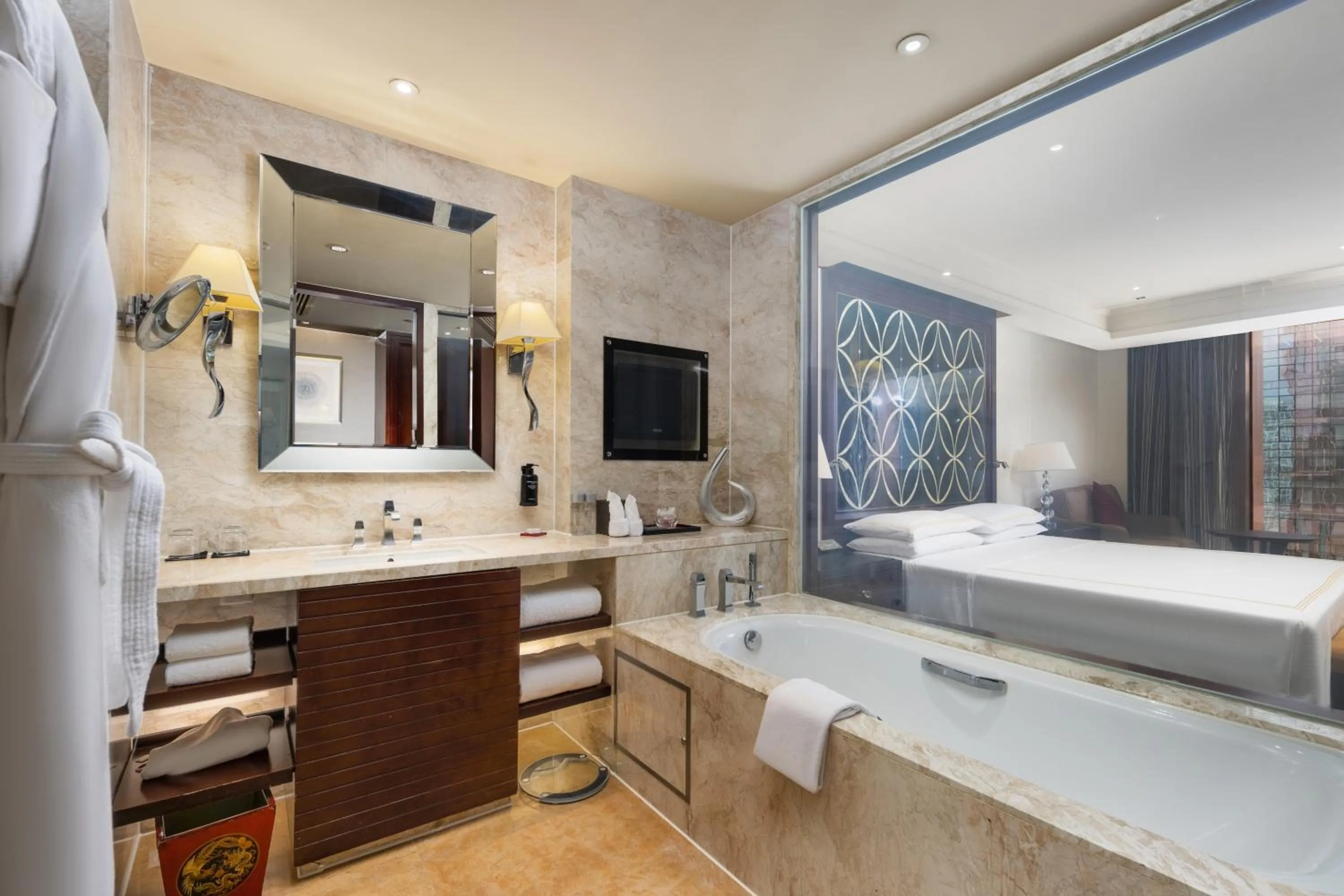 Bath, Bed in Fairmont Beijing - 20 minutes to Forbidden City by metro