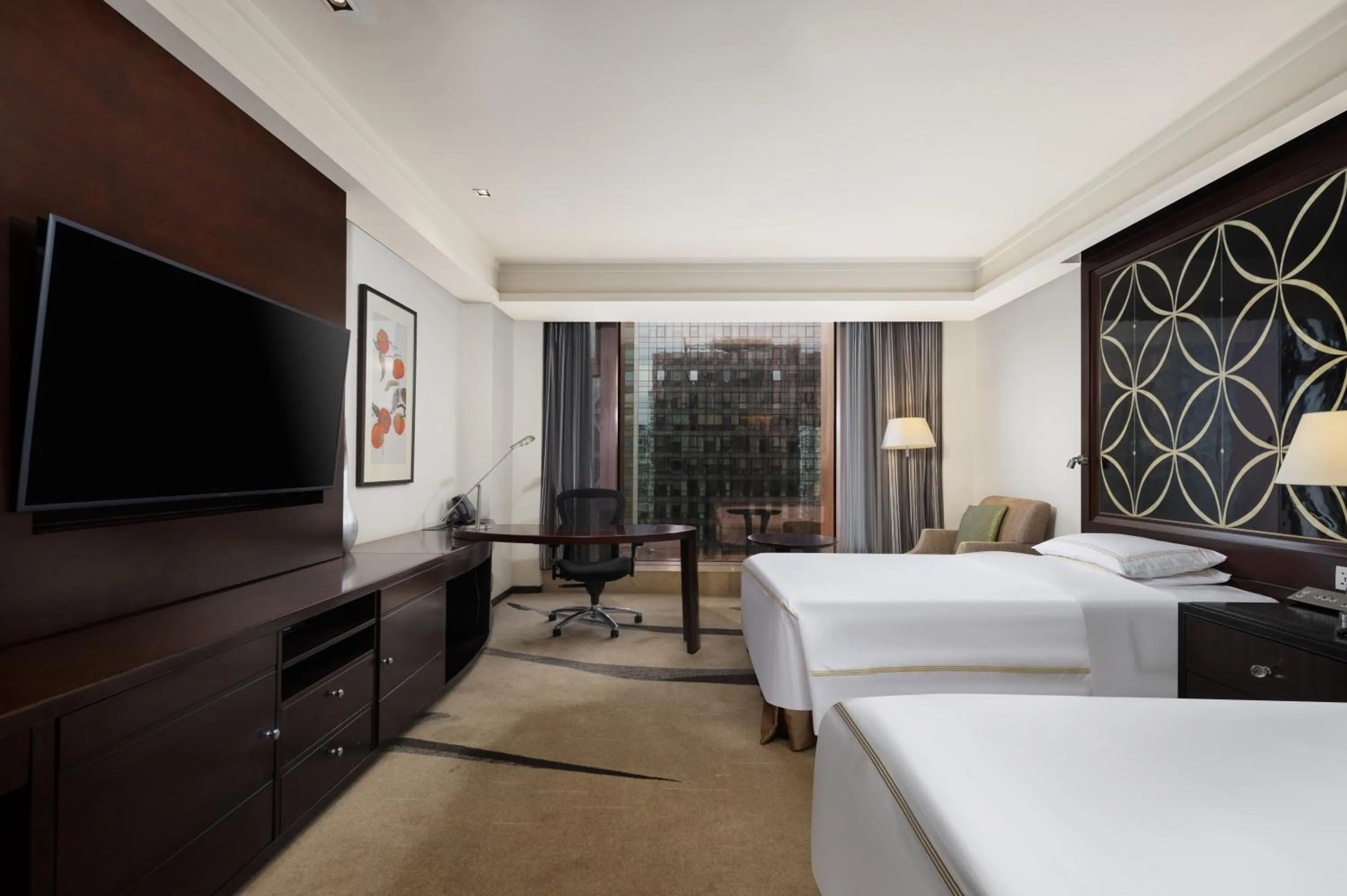 Photo of the whole room, Bed in Fairmont Beijing - 20 minutes to Forbidden City by metro
