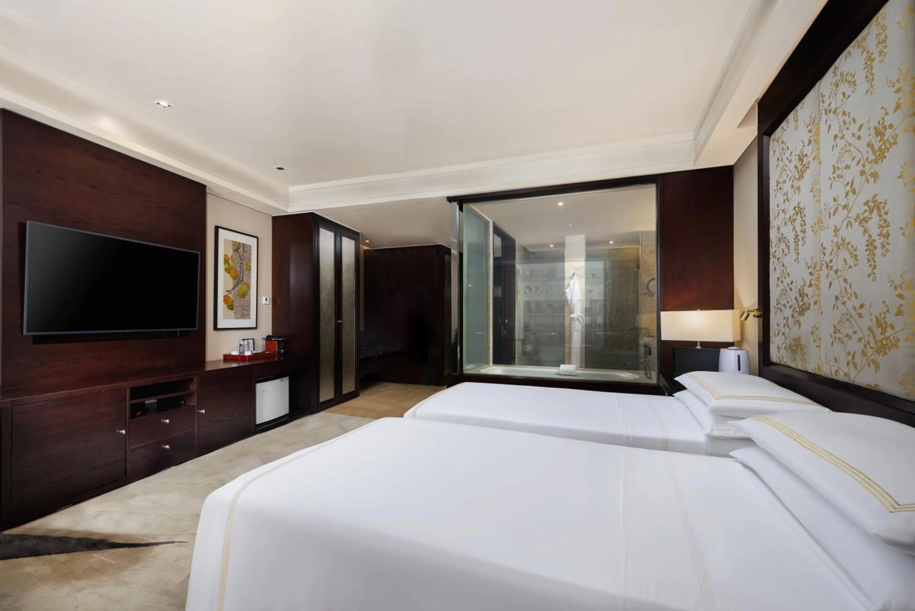 Photo of the whole room, Bed in Fairmont Beijing - 20 minutes to Forbidden City by metro