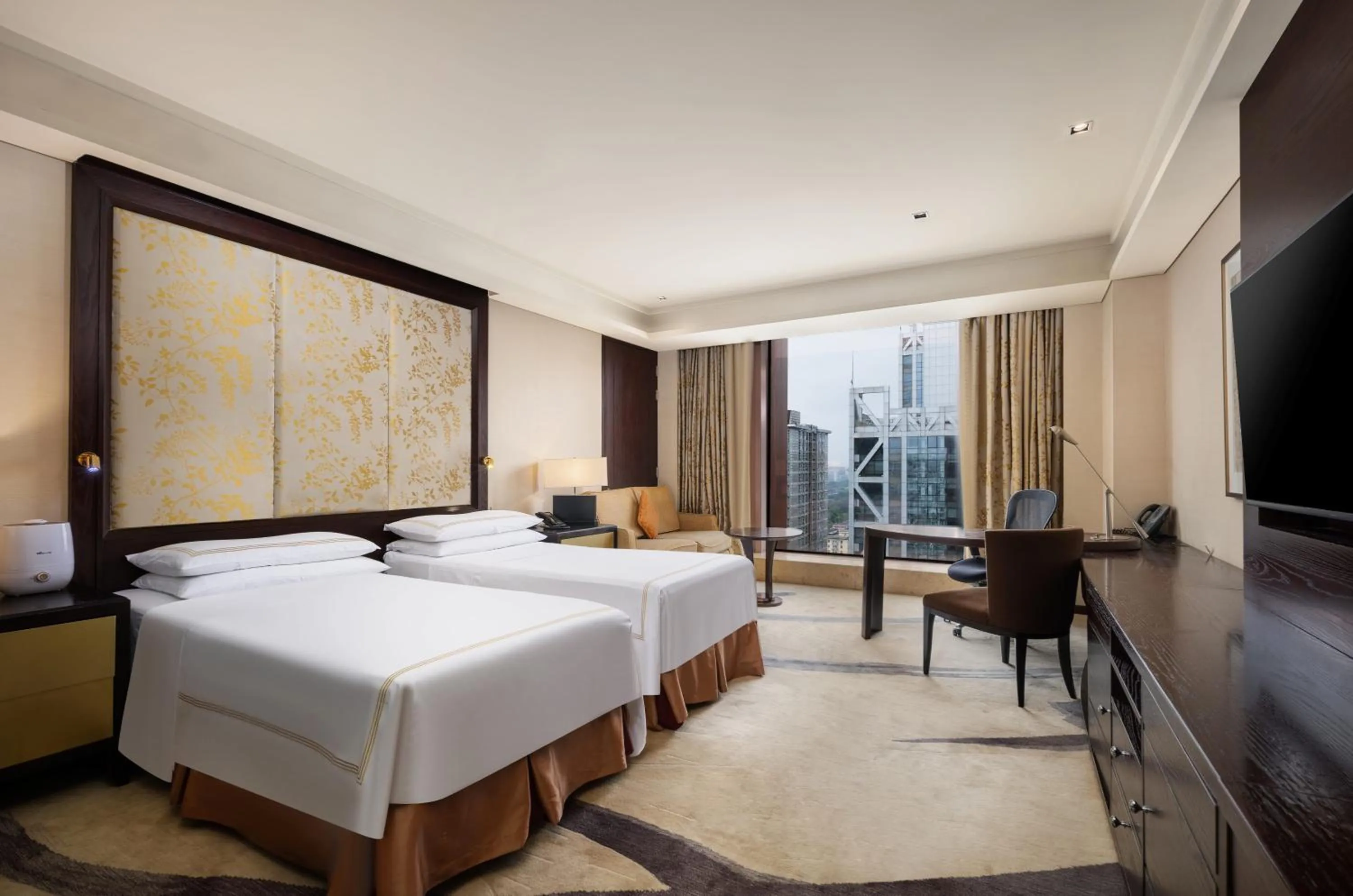 Photo of the whole room, Bed in Fairmont Beijing - 20 minutes to Forbidden City by metro