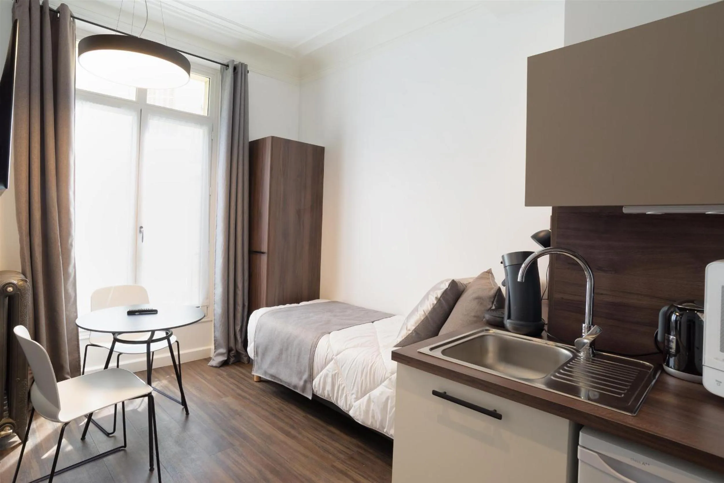 Kitchen or kitchenette, Bed in Les cles du 27 Paris