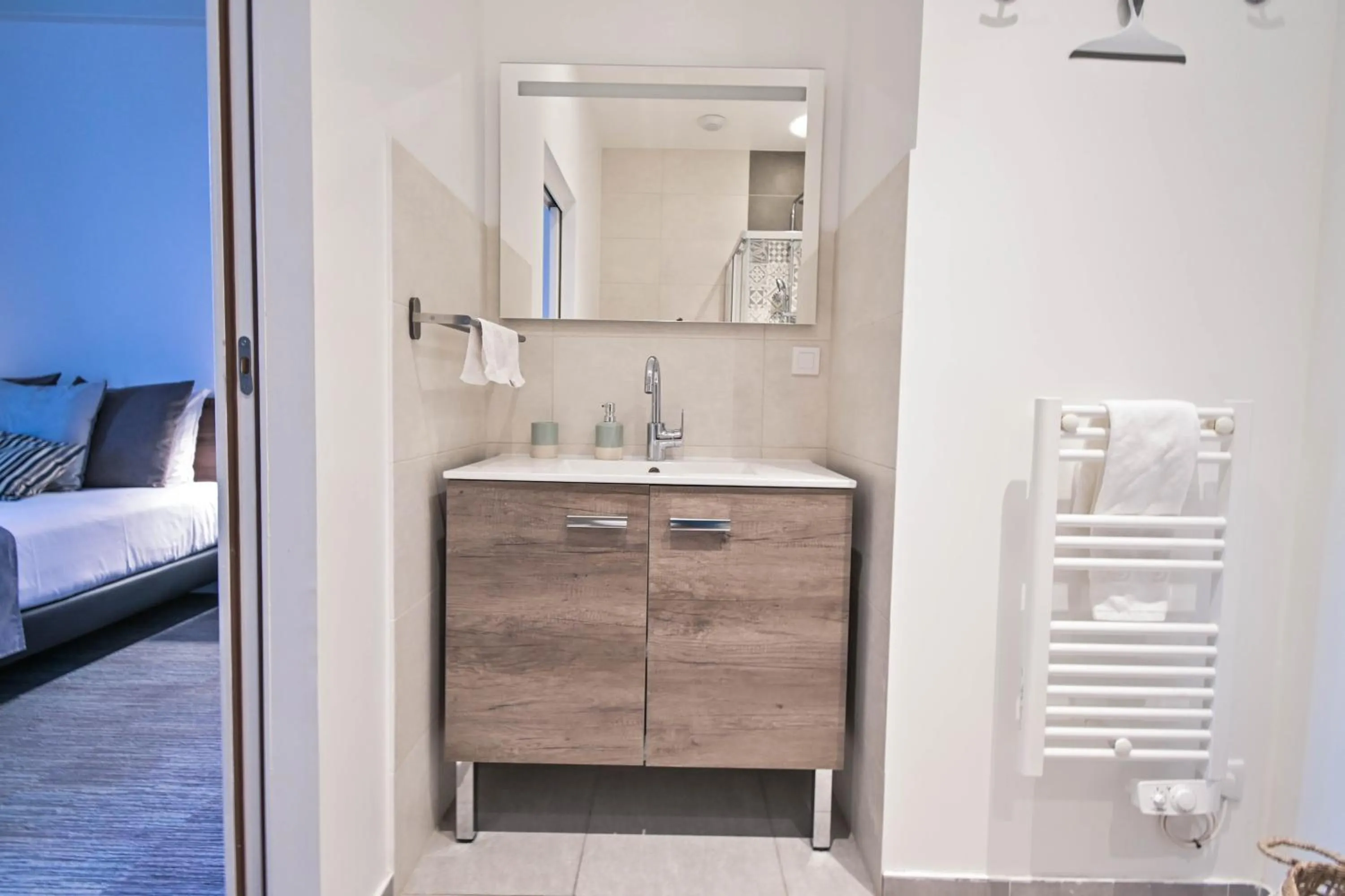 Bathroom, Bed in Les cles du 27 Paris