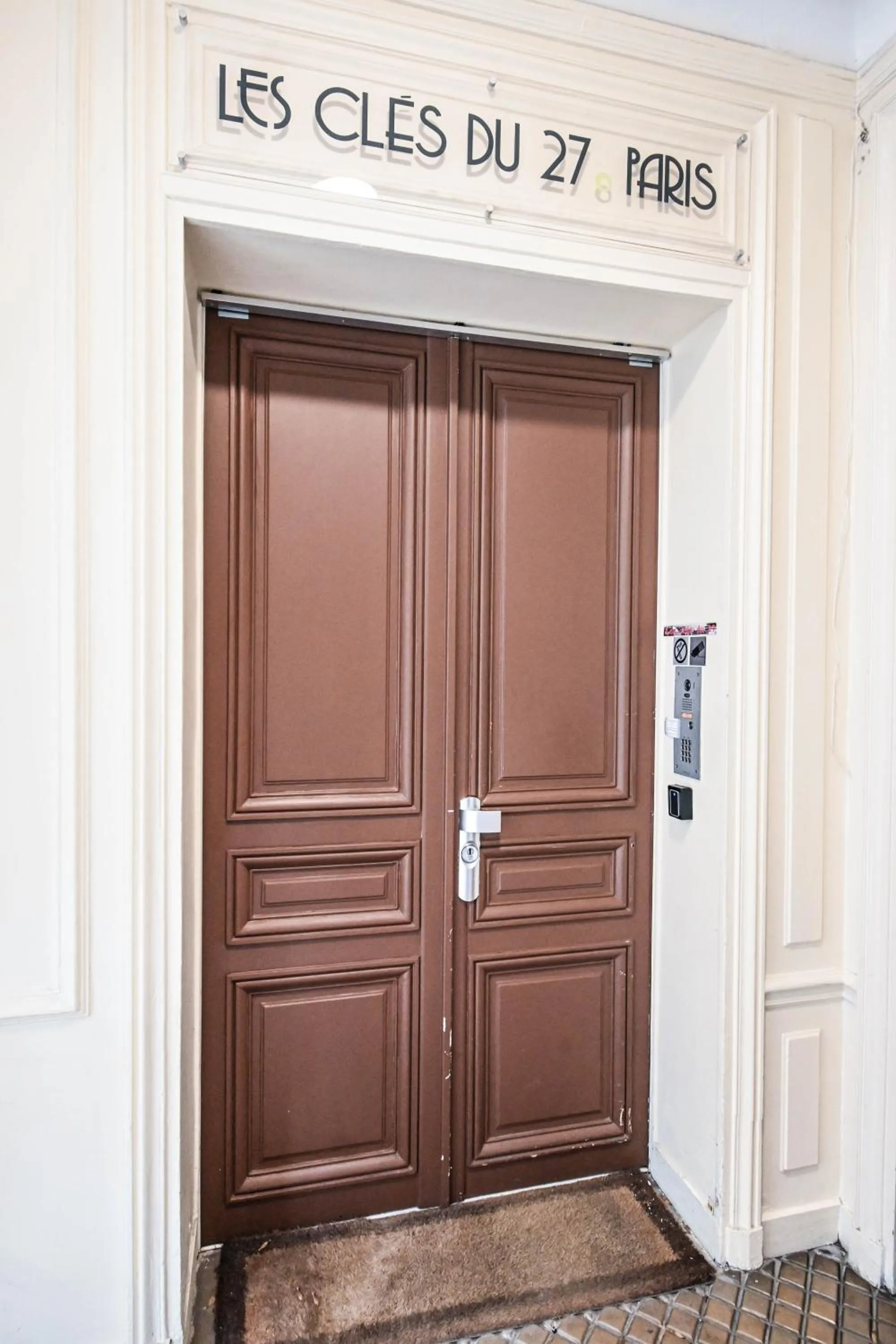 Facade/entrance in Les cles du 27 Paris