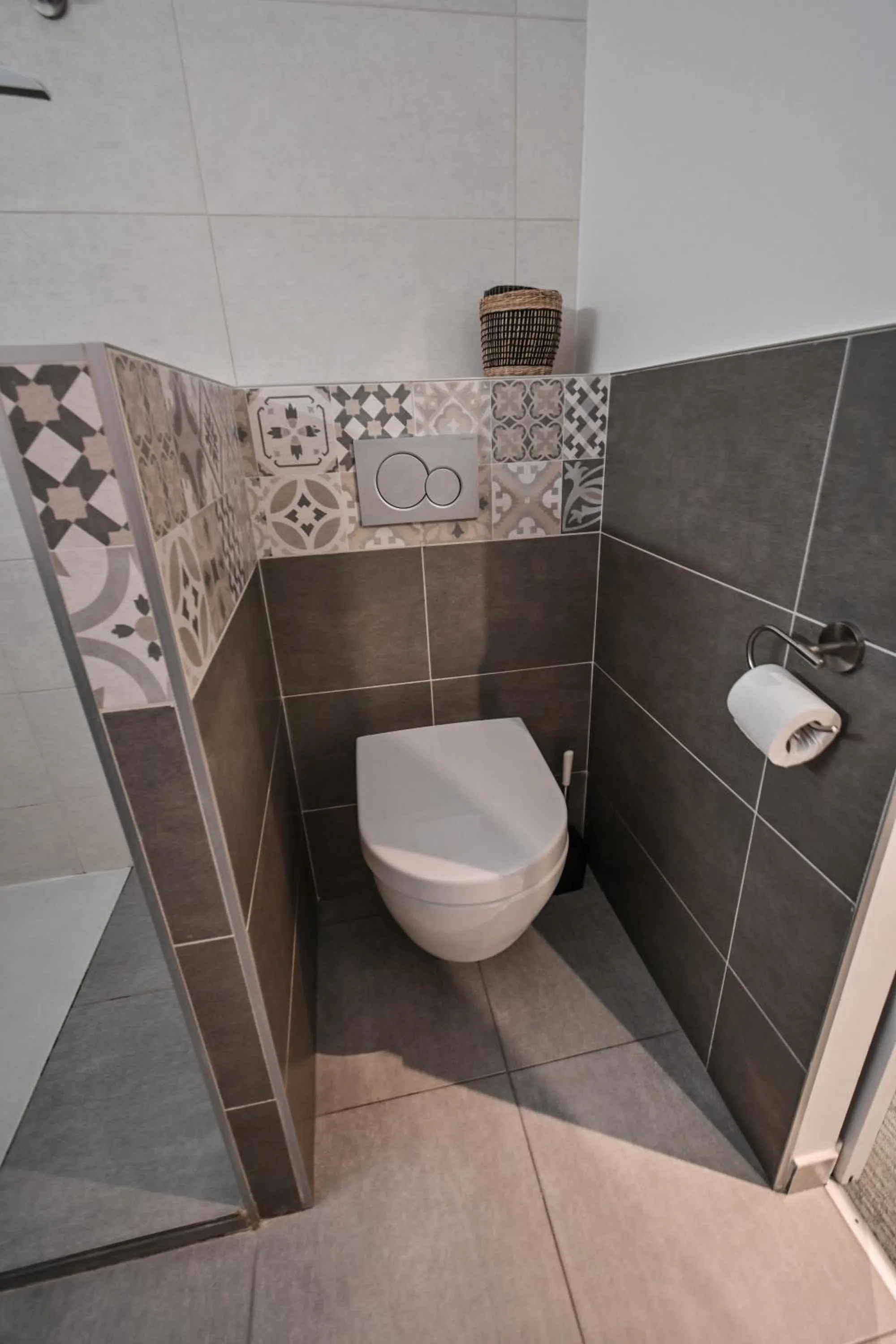 Toilet in Les cles du 27 Paris