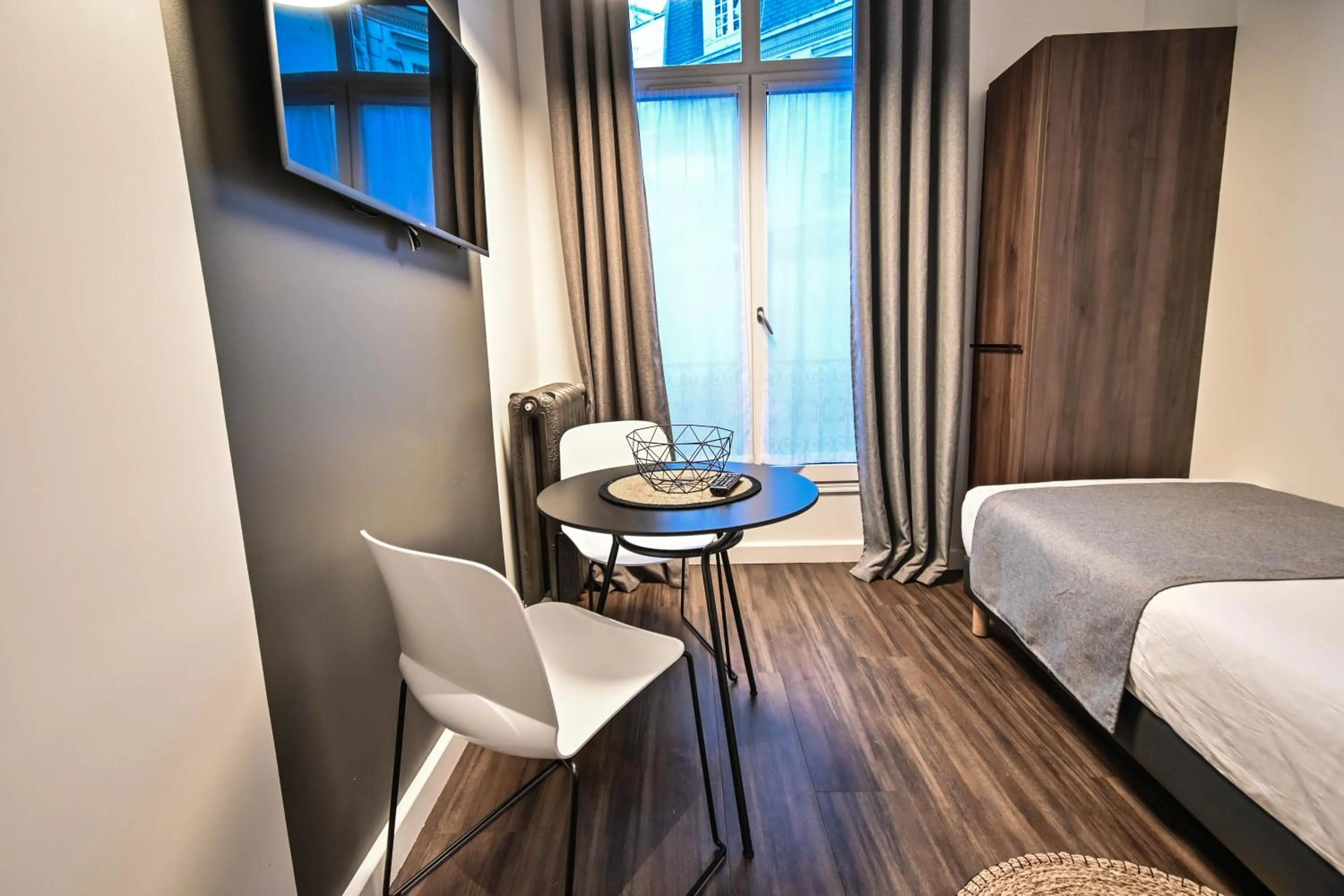 Dining area, Bed in Les cles du 27 Paris