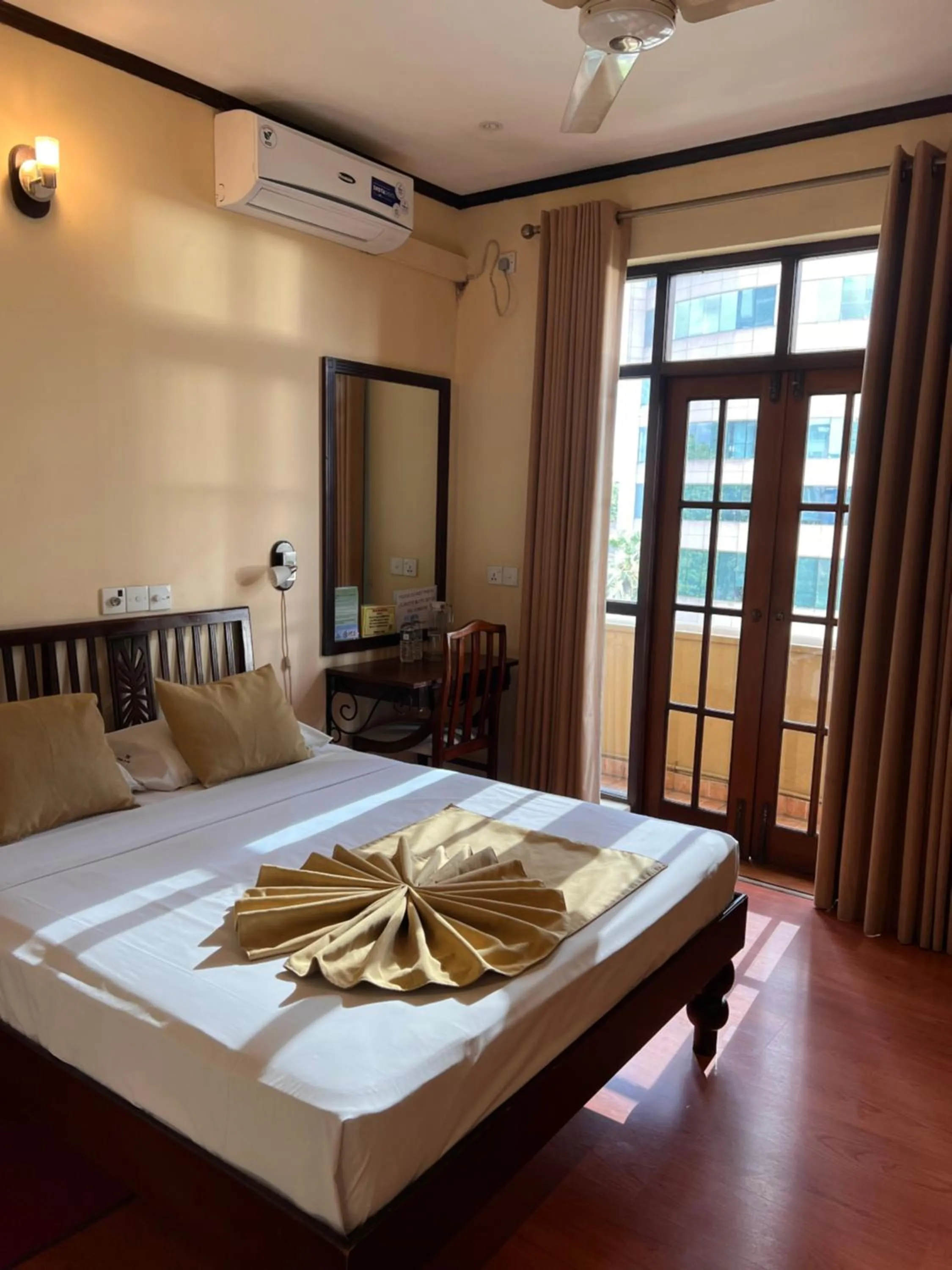 Bedroom, Bed in Colombo City Hotels (Pvt) Ltd