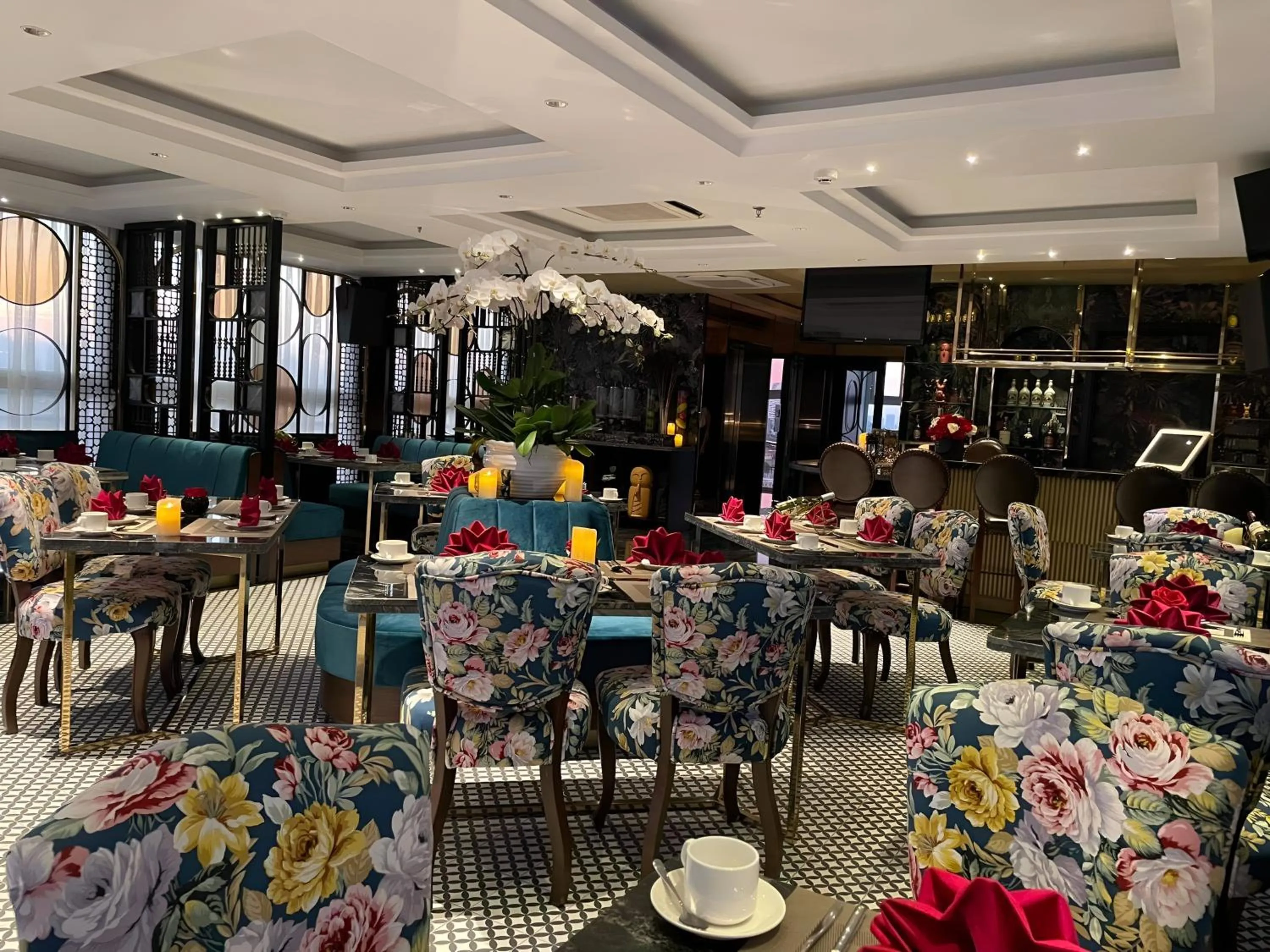 Restaurant/places to eat in Golden Silk Boutique Hotel