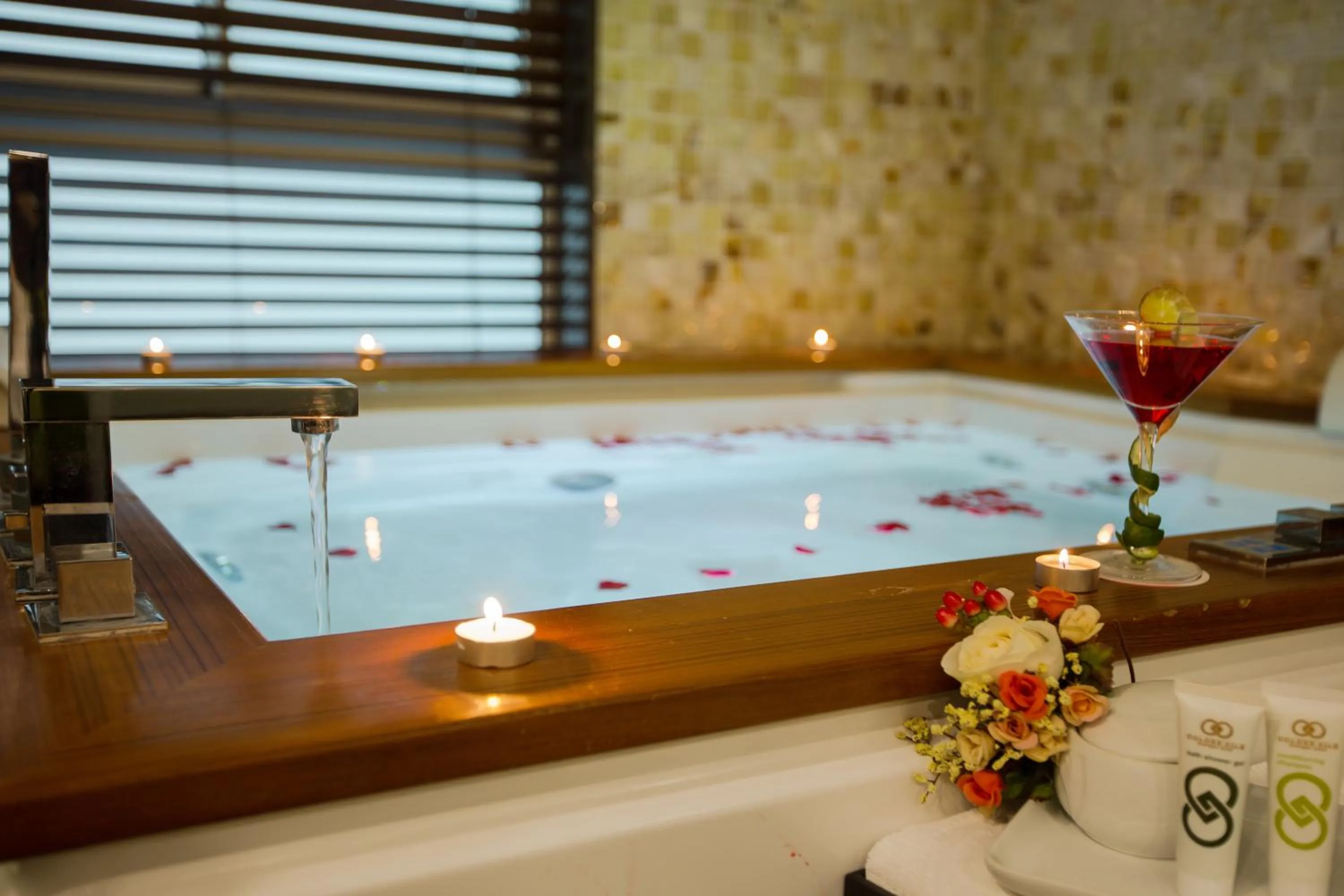 Hot Tub in Golden Silk Boutique Hotel