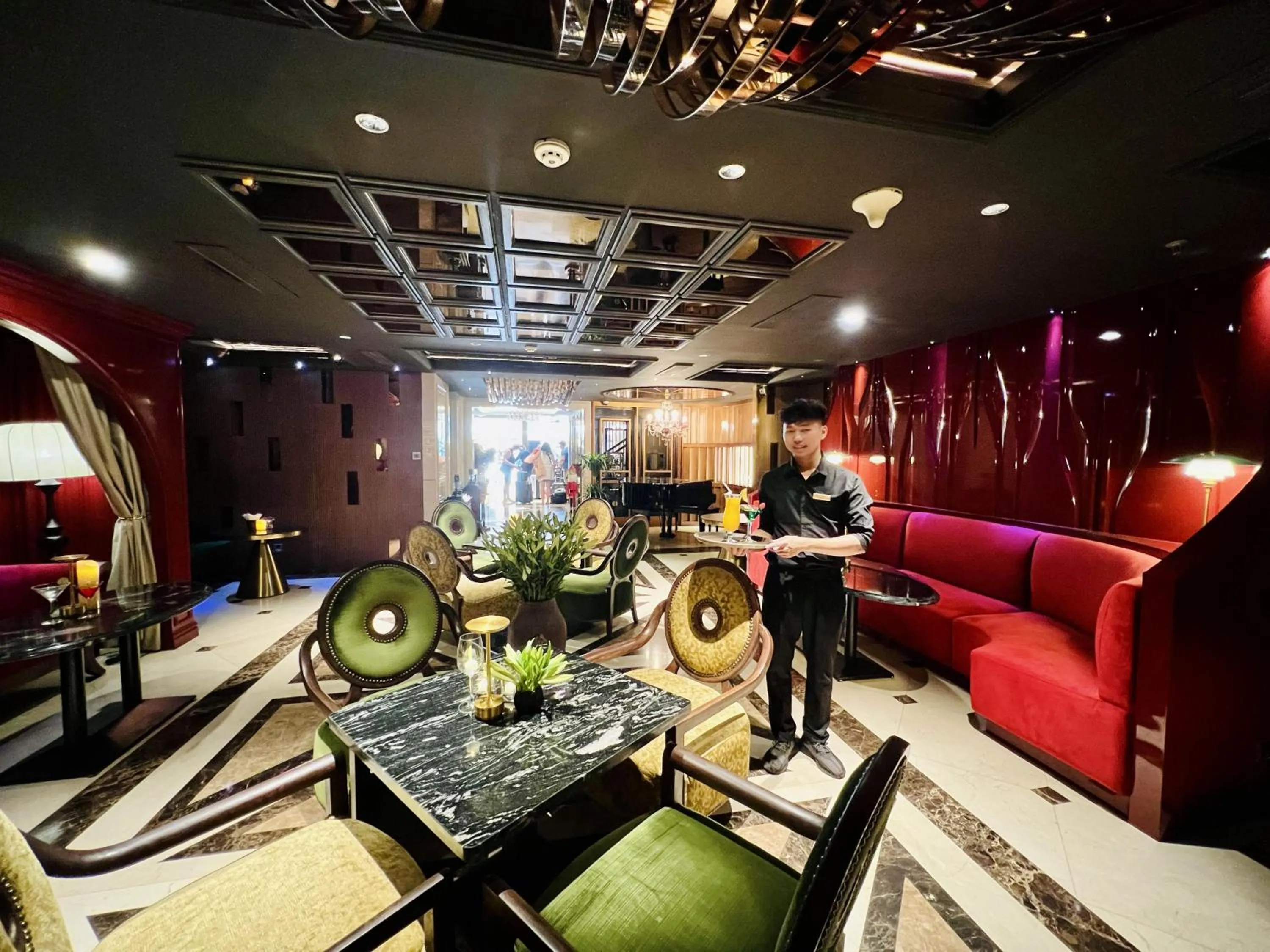 Lounge or bar in Golden Silk Boutique Hotel