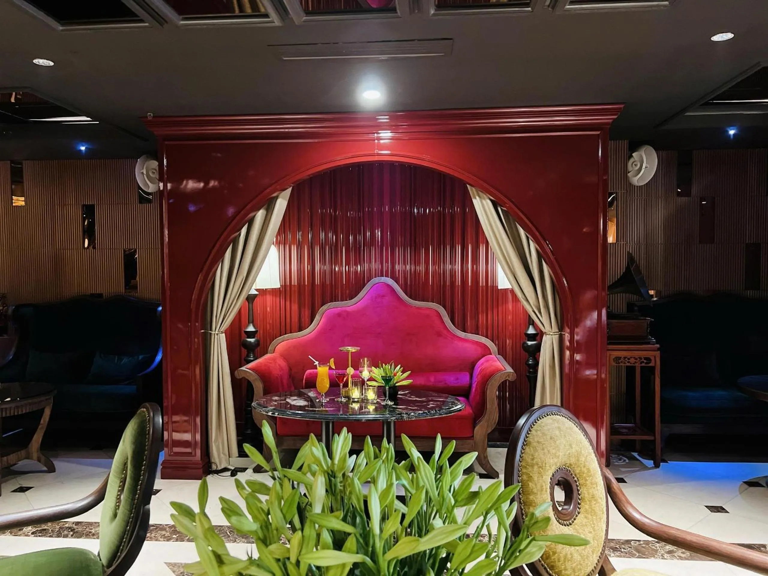 Restaurant/places to eat in Golden Silk Boutique Hotel