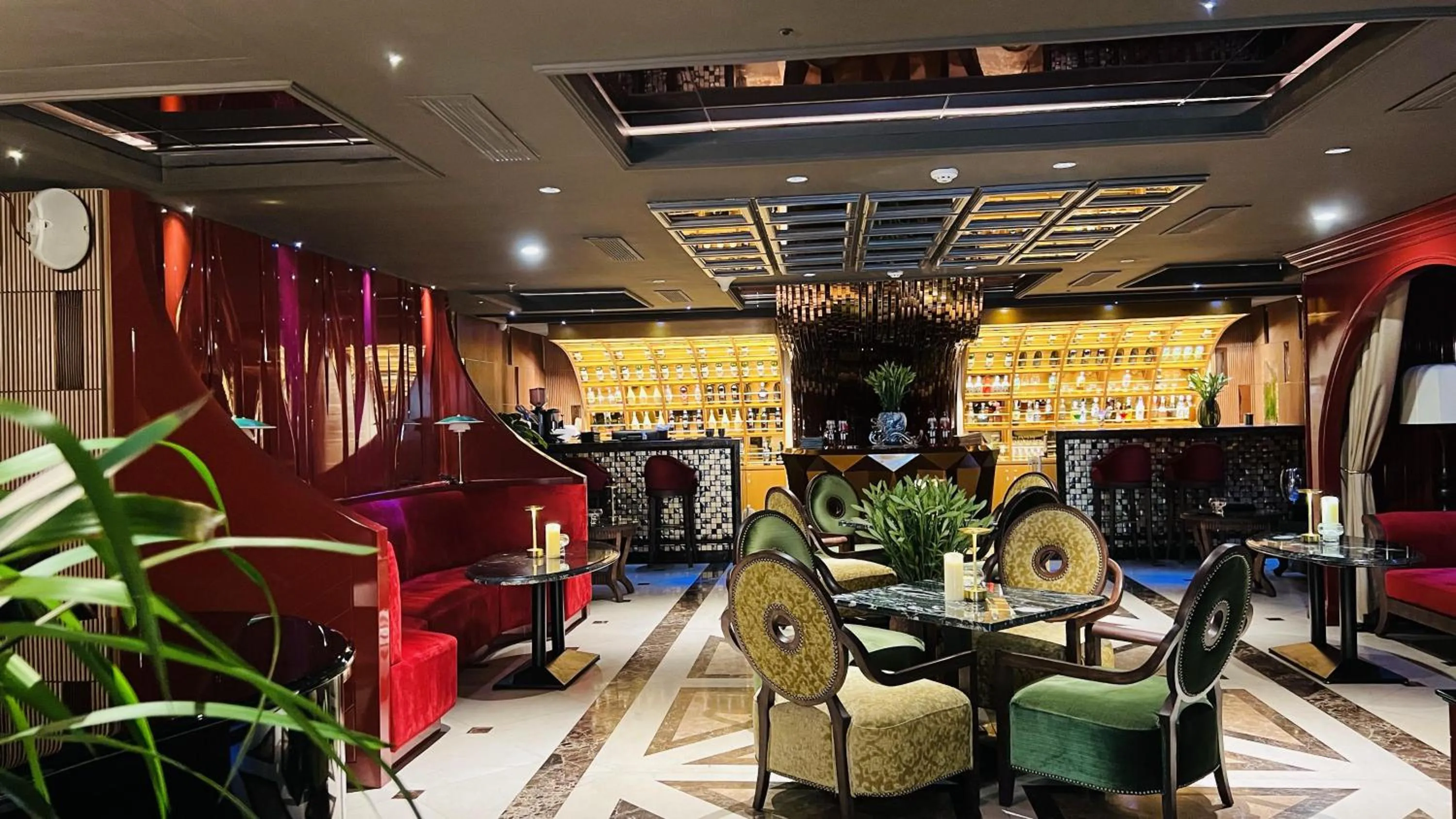 Lounge or bar in Golden Silk Boutique Hotel