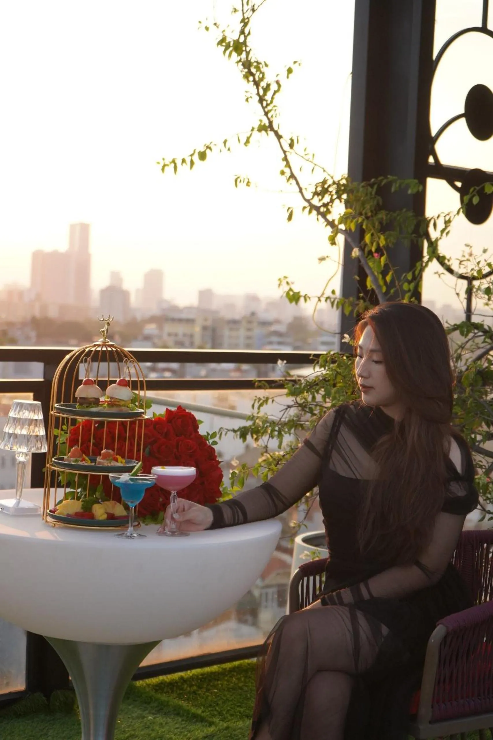 Lounge or bar in Golden Silk Boutique Hotel