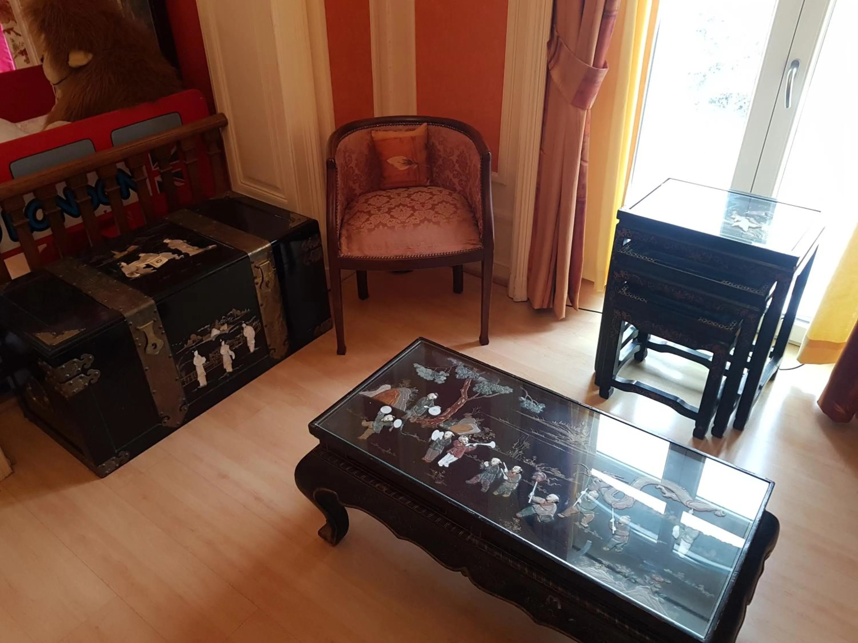 Living room in Château Lambert Moulinsart Hotel, shuttle airport, long term parking, snooker, large terrasse, dinner, breakfast