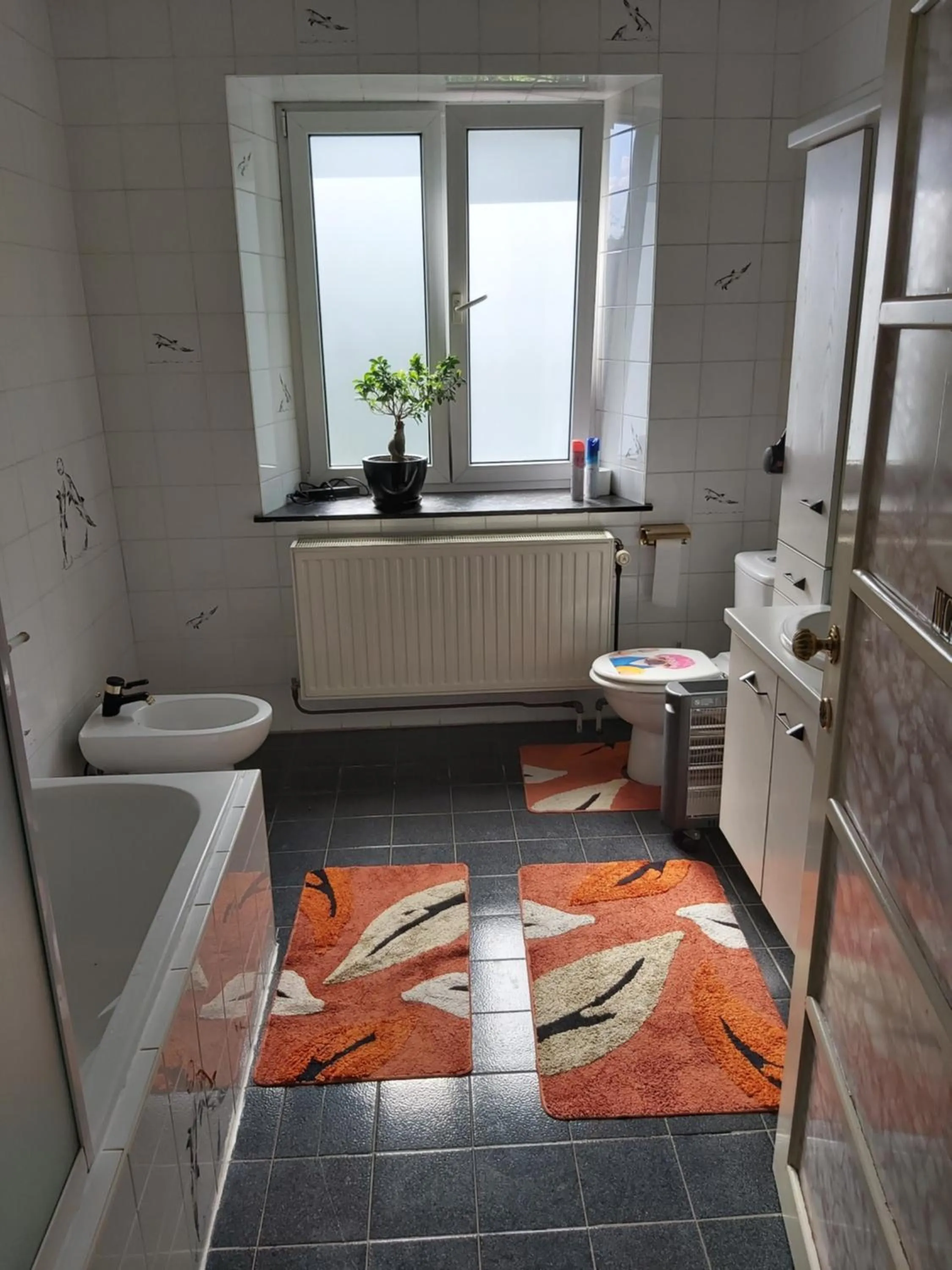 Bathroom in Château Lambert Moulinsart Hotel, shuttle airport, long term parking, snooker, large terrasse, dinner, breakfast