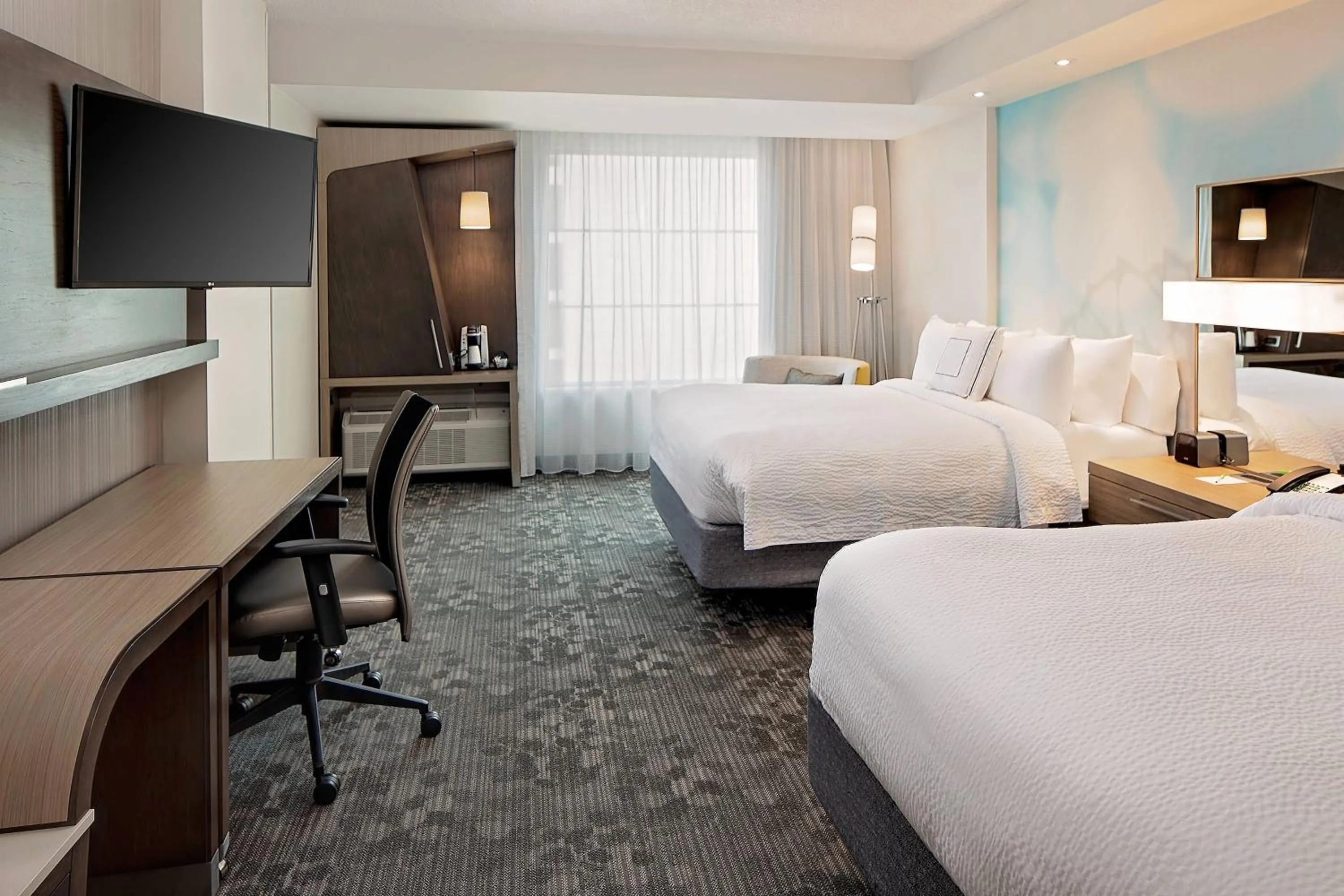 Photo of the whole room, Bed in Courtyard by Marriott Dallas Downtown/Reunion District