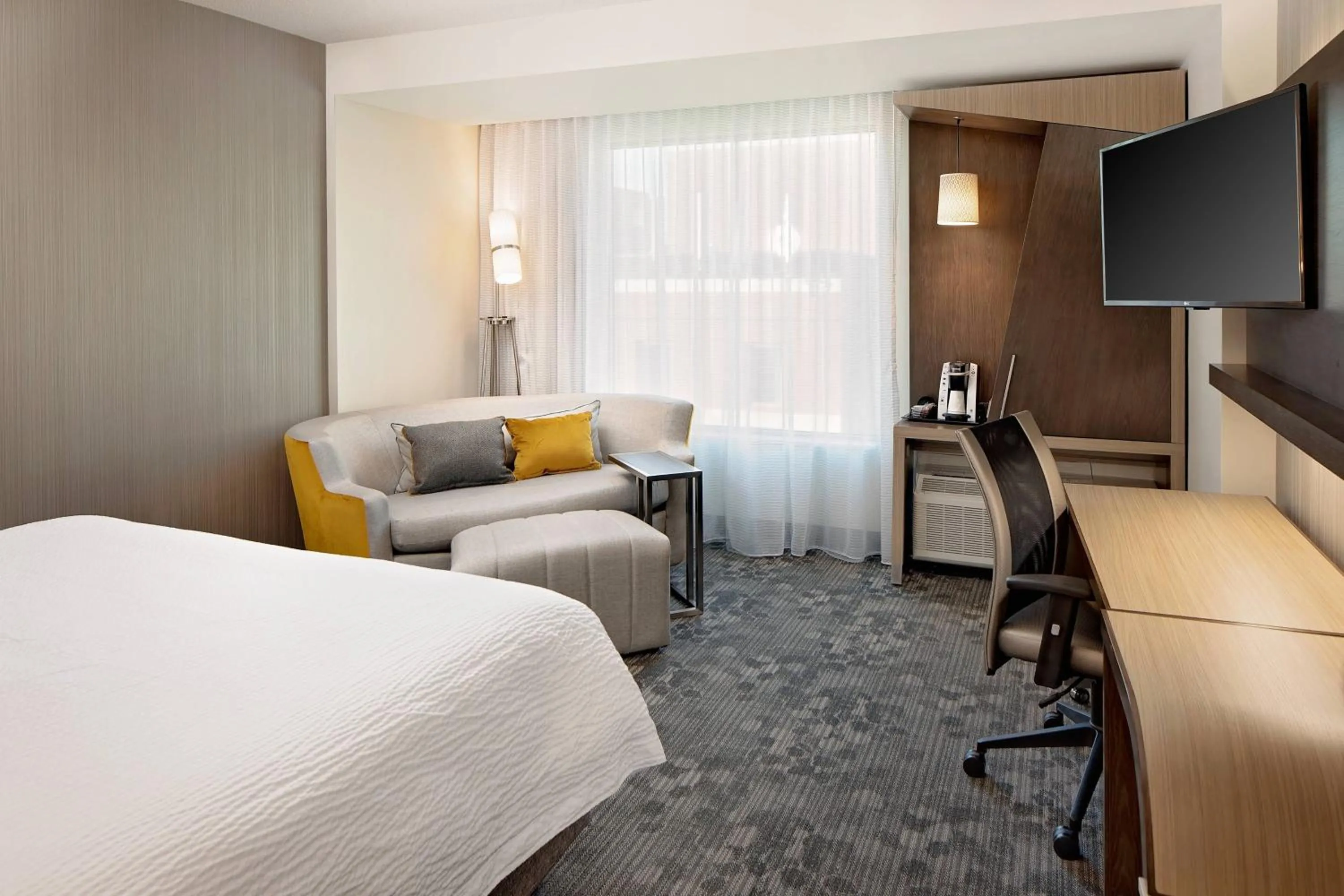 Photo of the whole room, Bed in Courtyard by Marriott Dallas Downtown/Reunion District