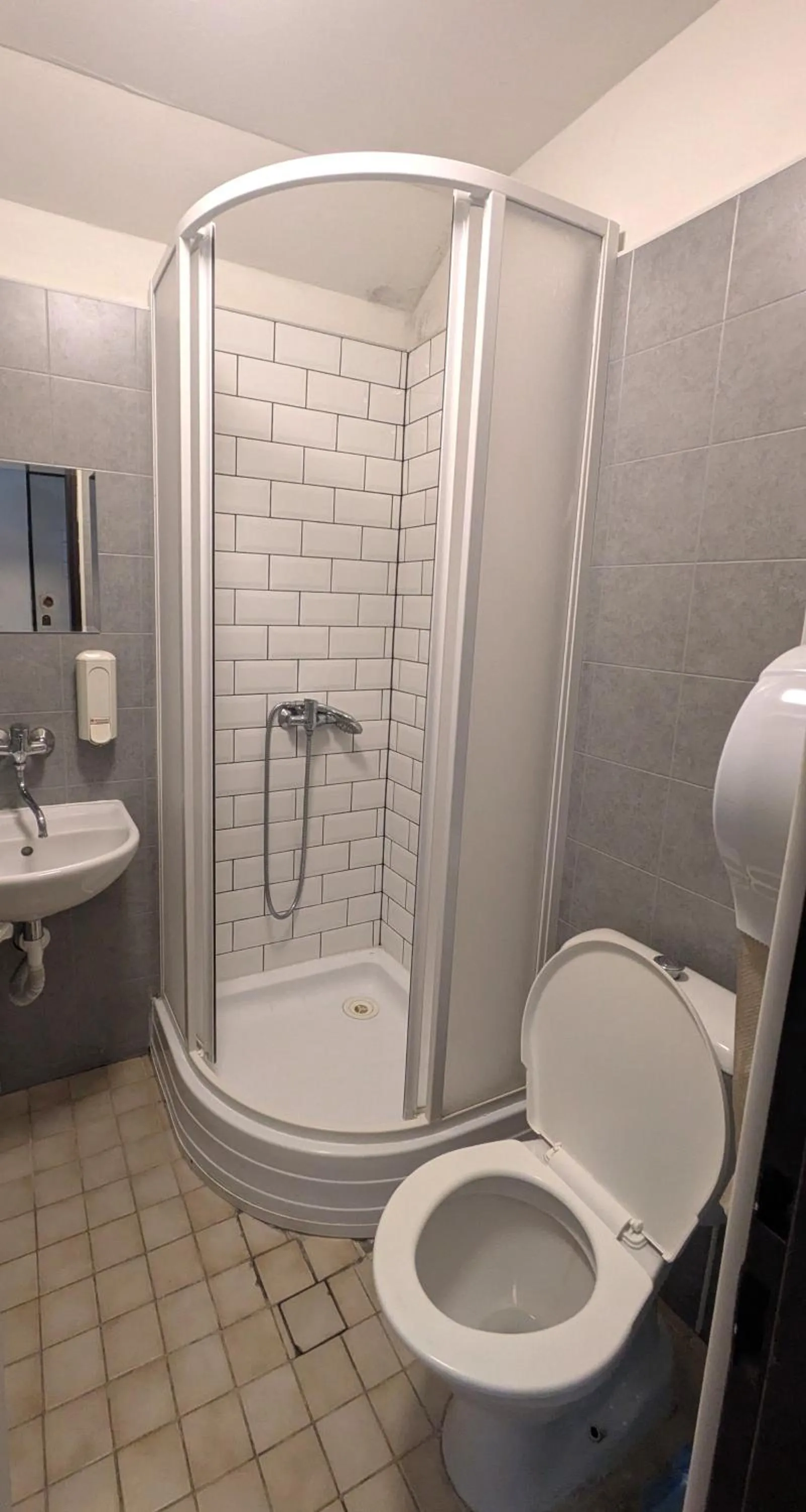 Bathroom in Clown and Bard Hostel