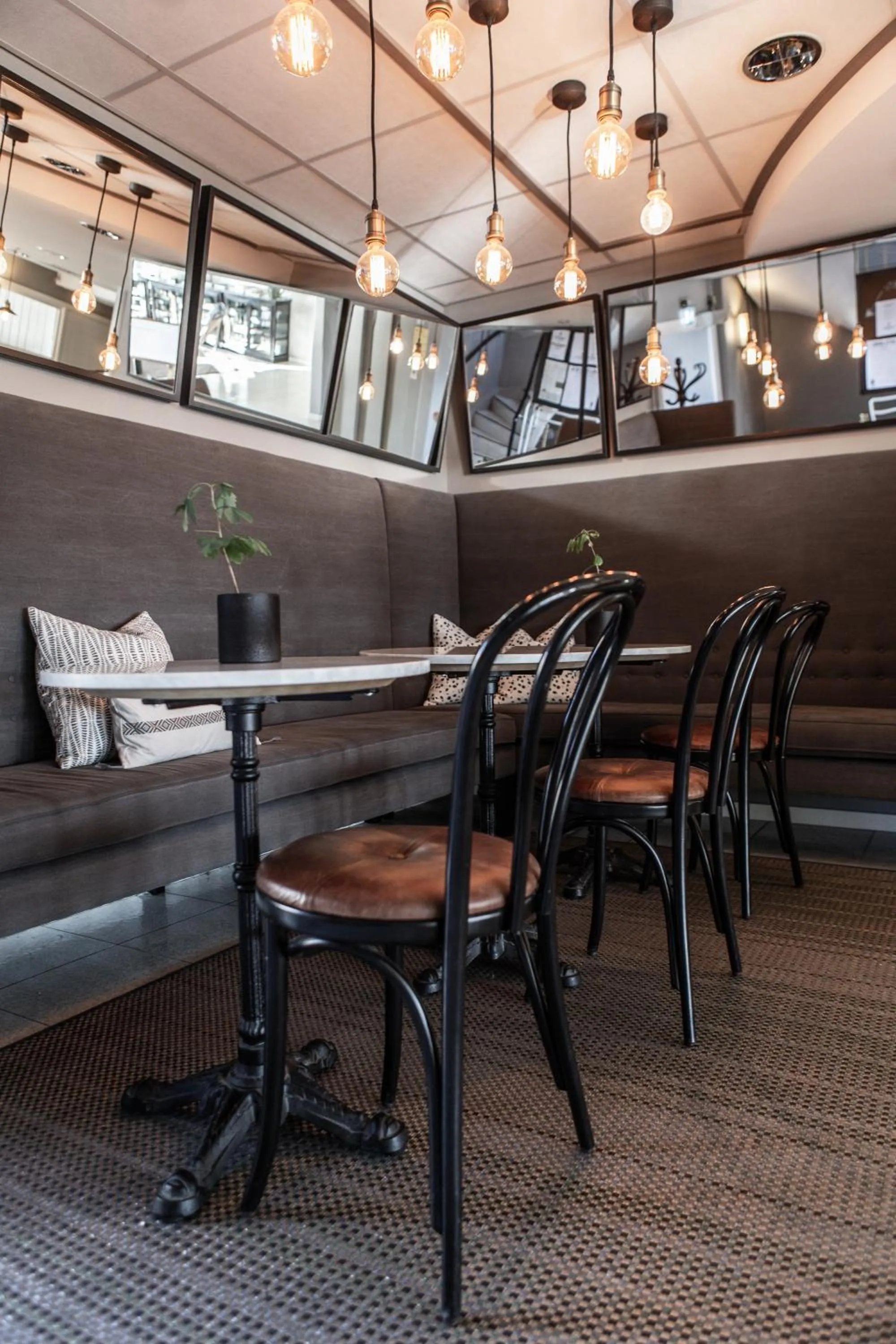 Communal lounge/ TV room in Hotell Bogesund