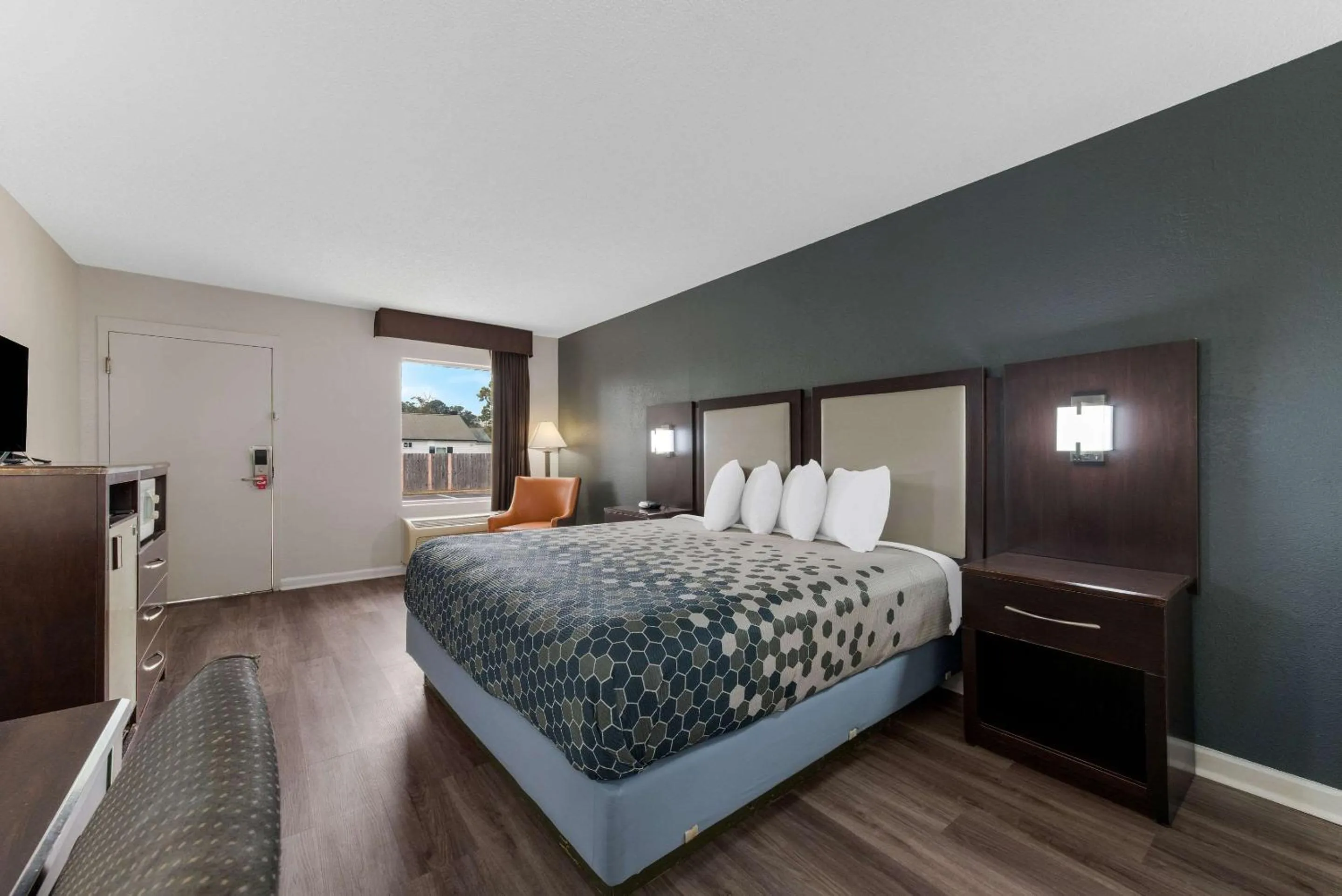 Bedroom, Bed in Econo Lodge Cheraw Market Street