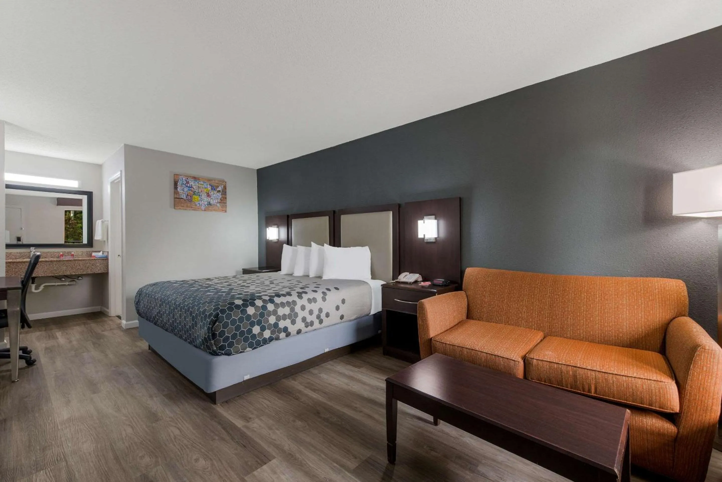 Bedroom, Bed in Econo Lodge Cheraw Market Street