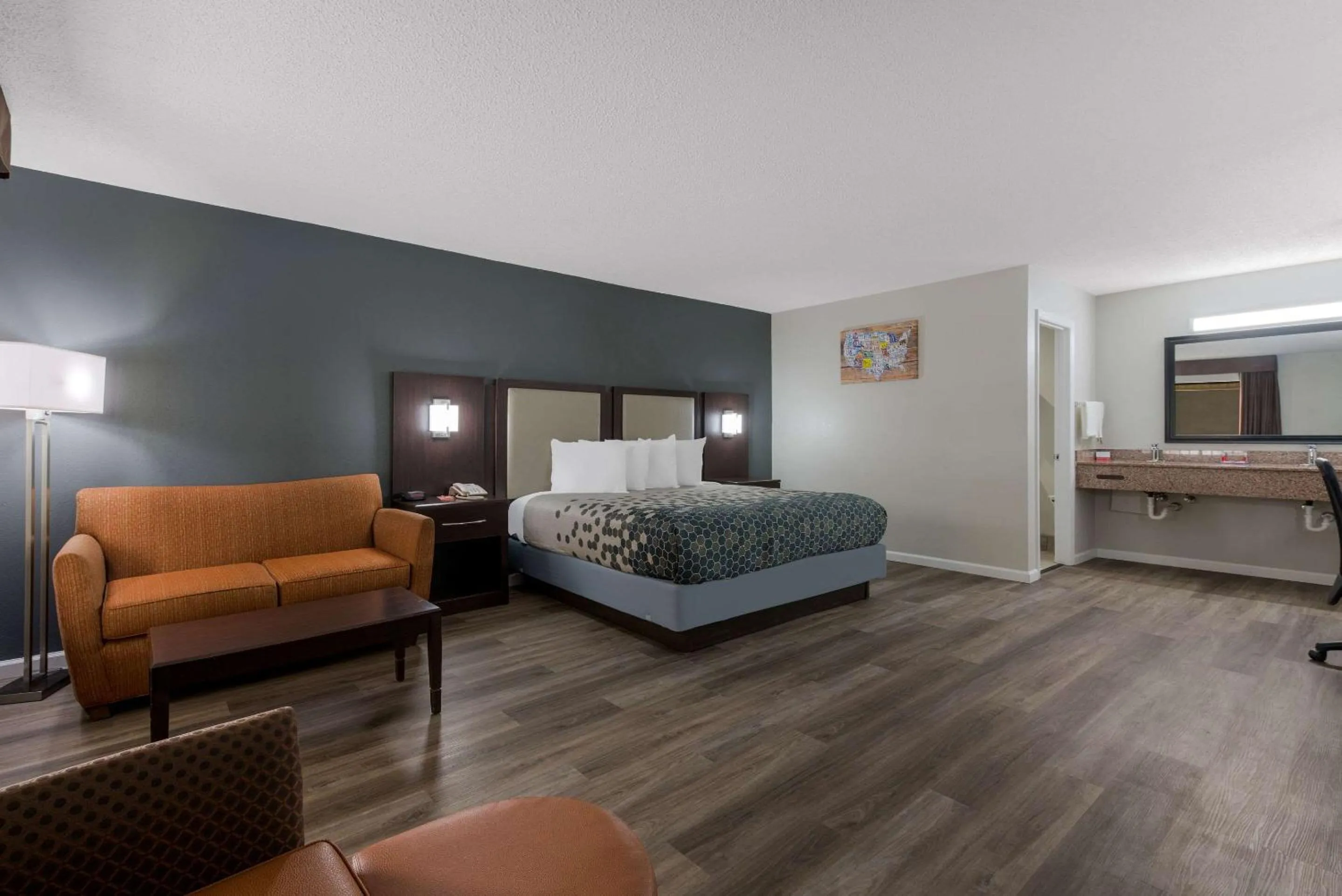 Bedroom, Bed in Econo Lodge Cheraw Market Street