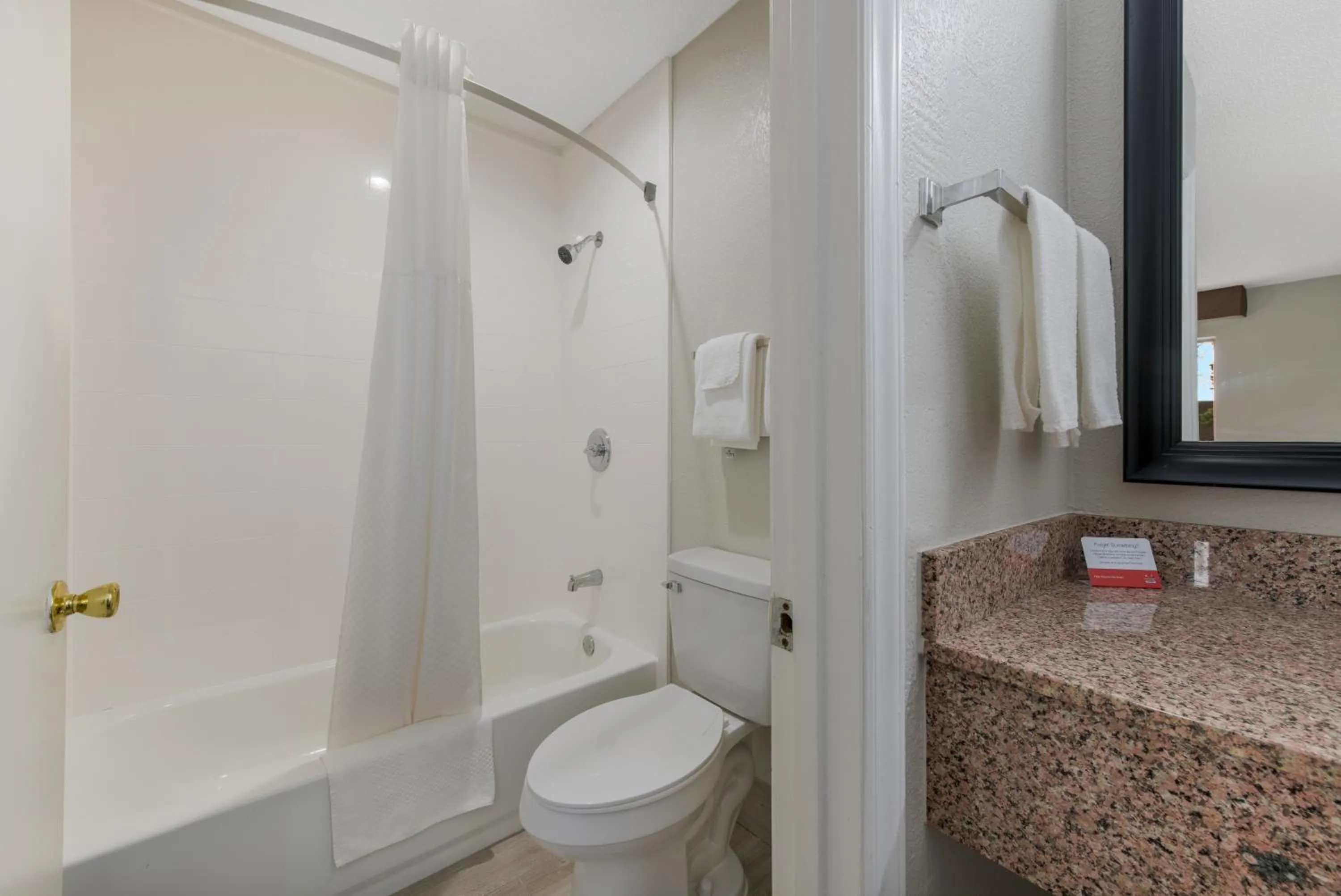 Bathroom in Econo Lodge Cheraw Market Street