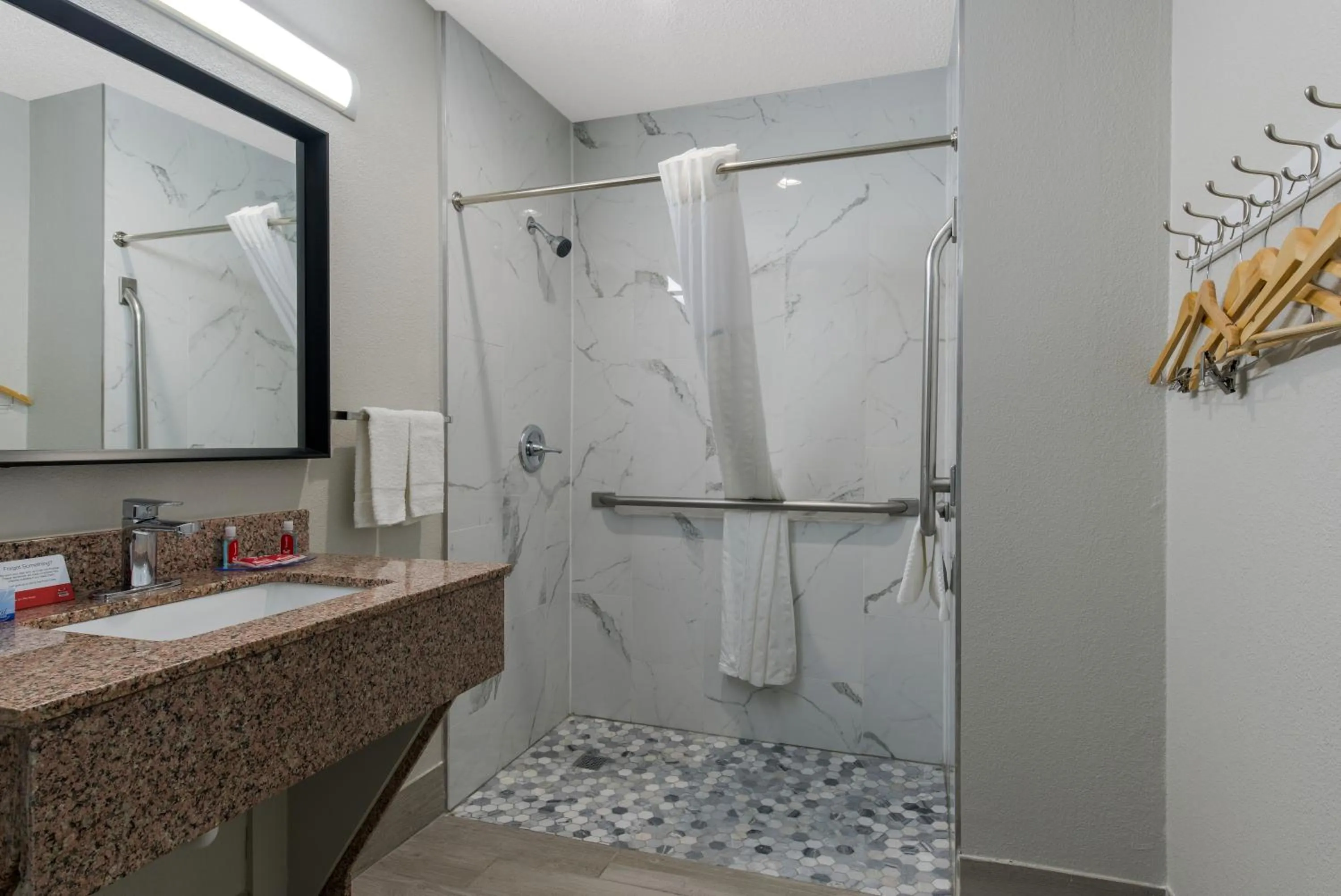 Shower in Econo Lodge Cheraw Market Street