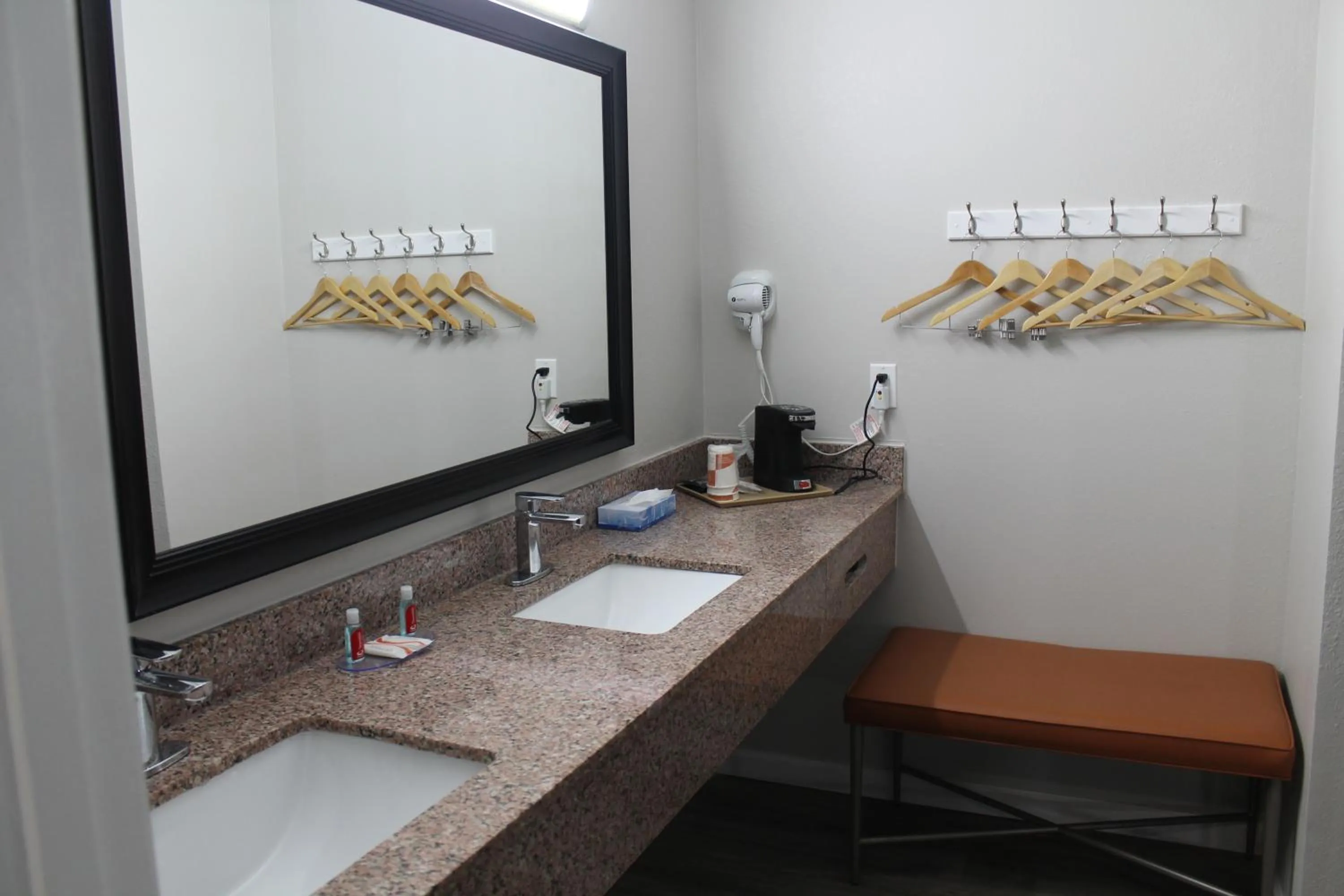 Bathroom in Econo Lodge Cheraw Market Street