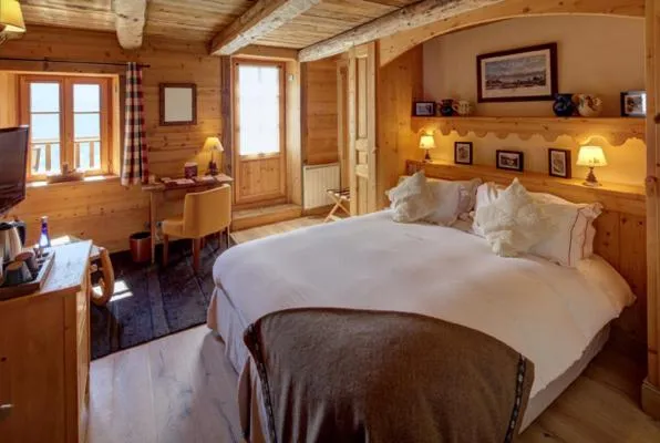 Bed in Hôtel La Ferme du Chozal, Chalet de tradition
