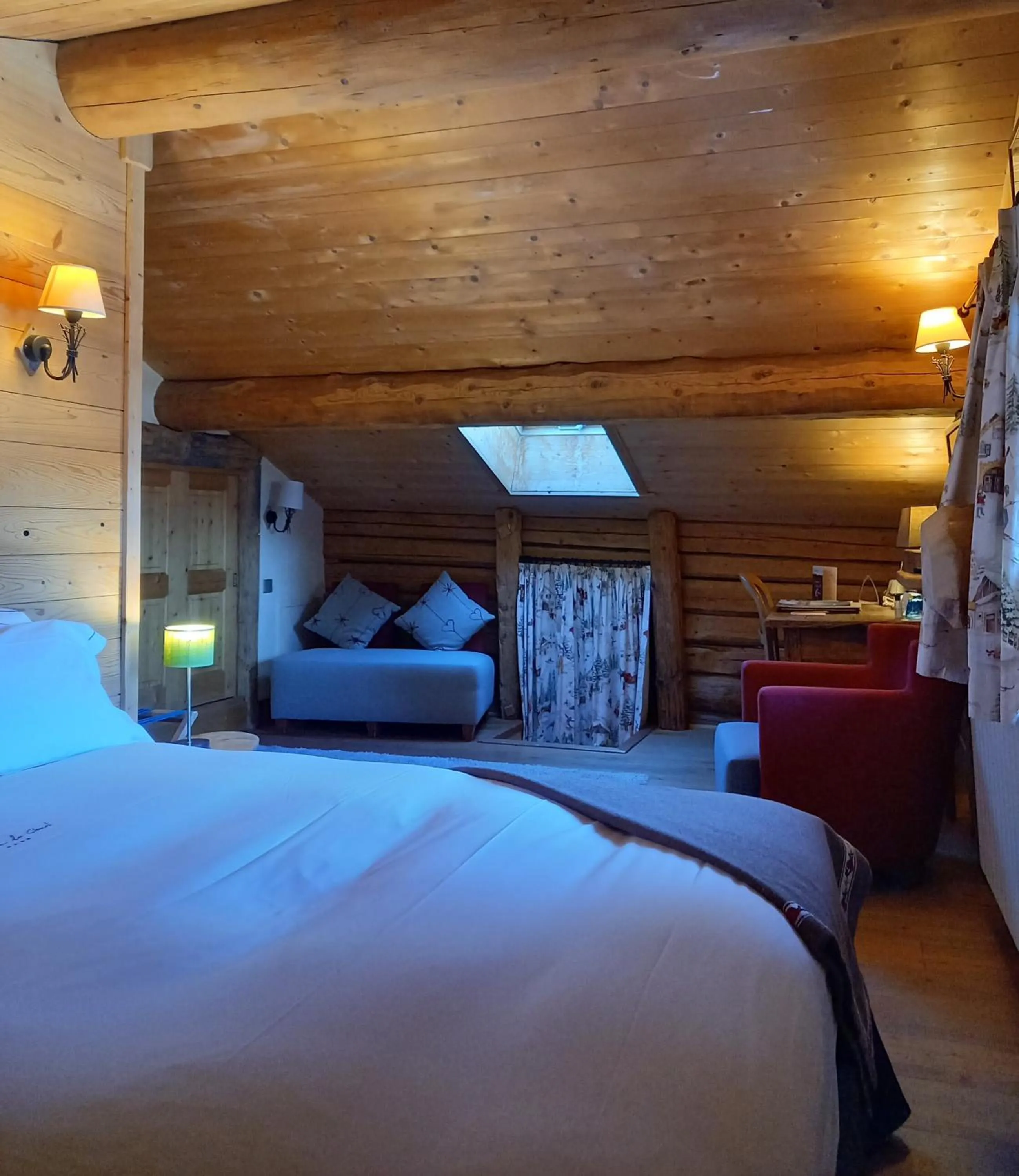 Bed in Hôtel La Ferme du Chozal, Chalet de tradition