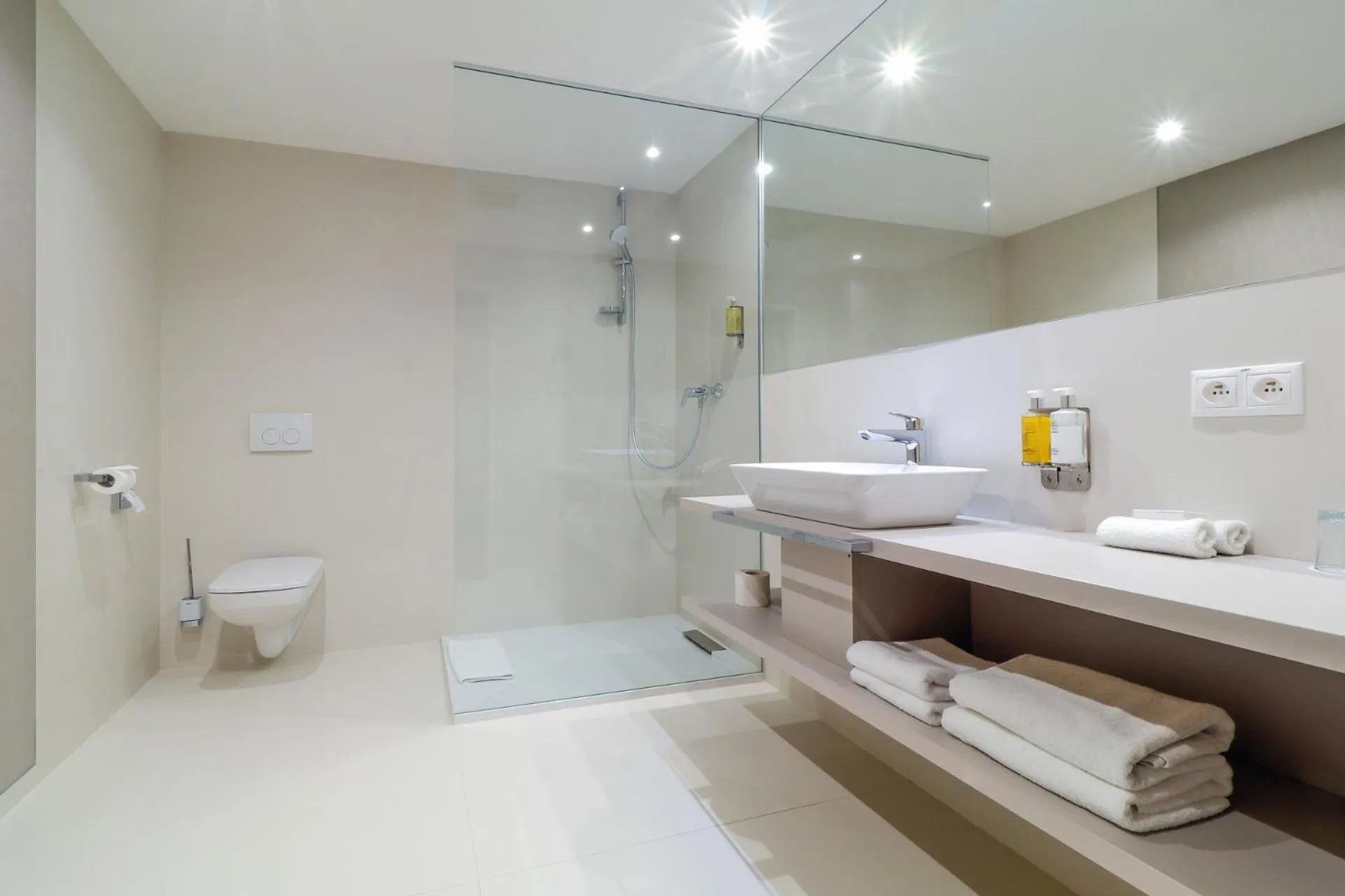 Shower in Hotel Karpatia