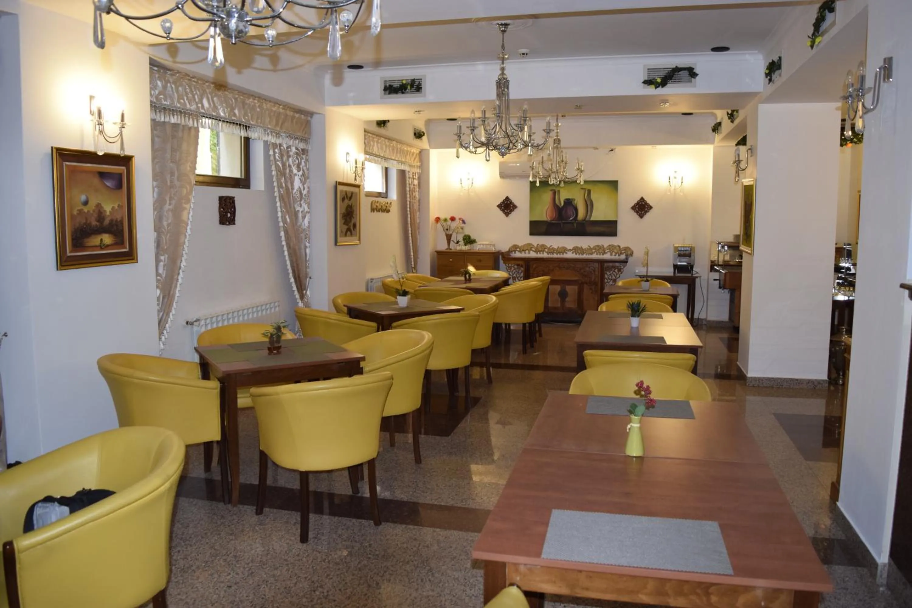 Restaurant/places to eat in Hotel Michelangelo