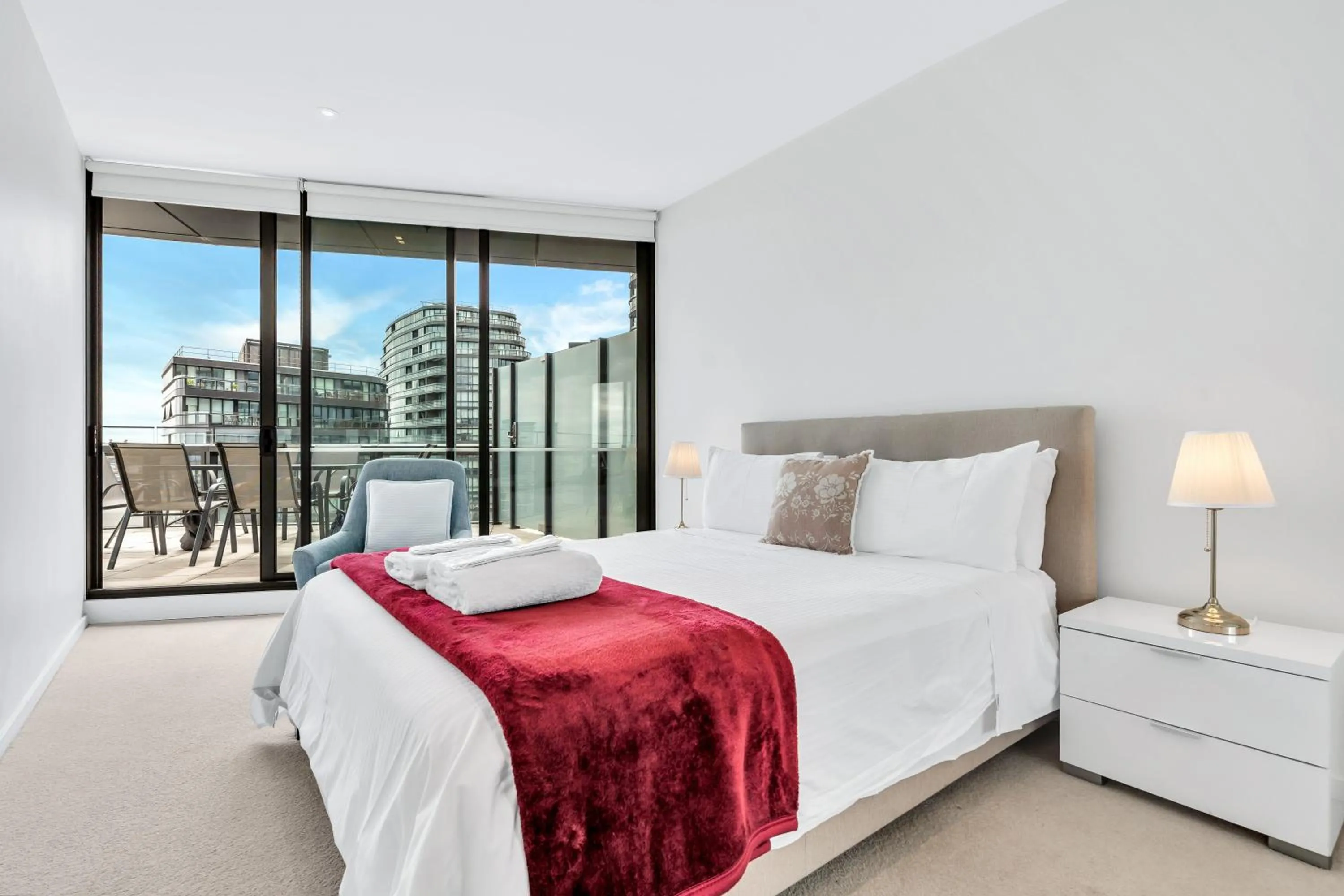 Bed in Melbourne Lifestyle Apartments - Best Views on Collins