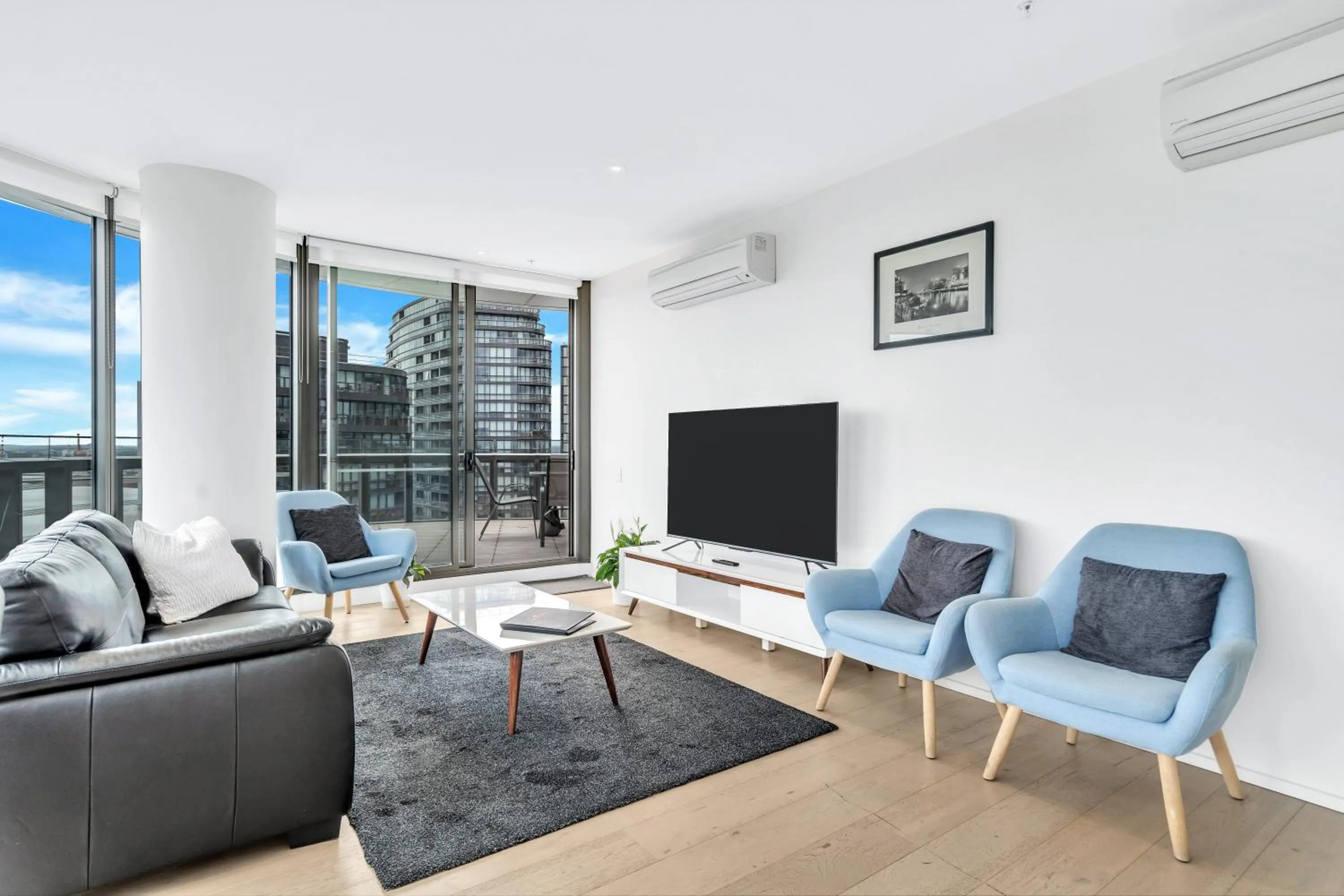 TV and multimedia in Melbourne Lifestyle Apartments - Best Views on Collins