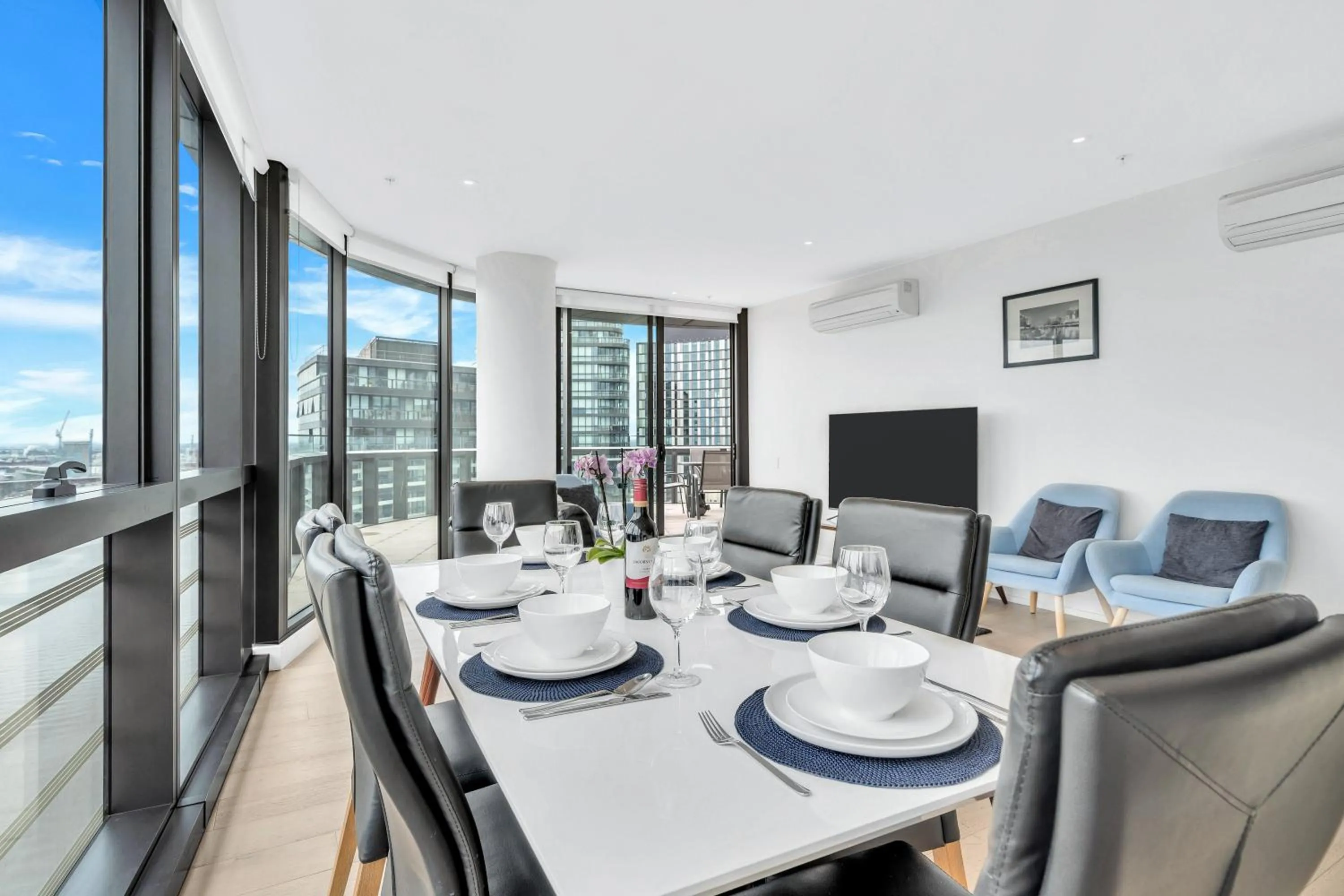 Communal lounge/ TV room in Melbourne Lifestyle Apartments - Best Views on Collins