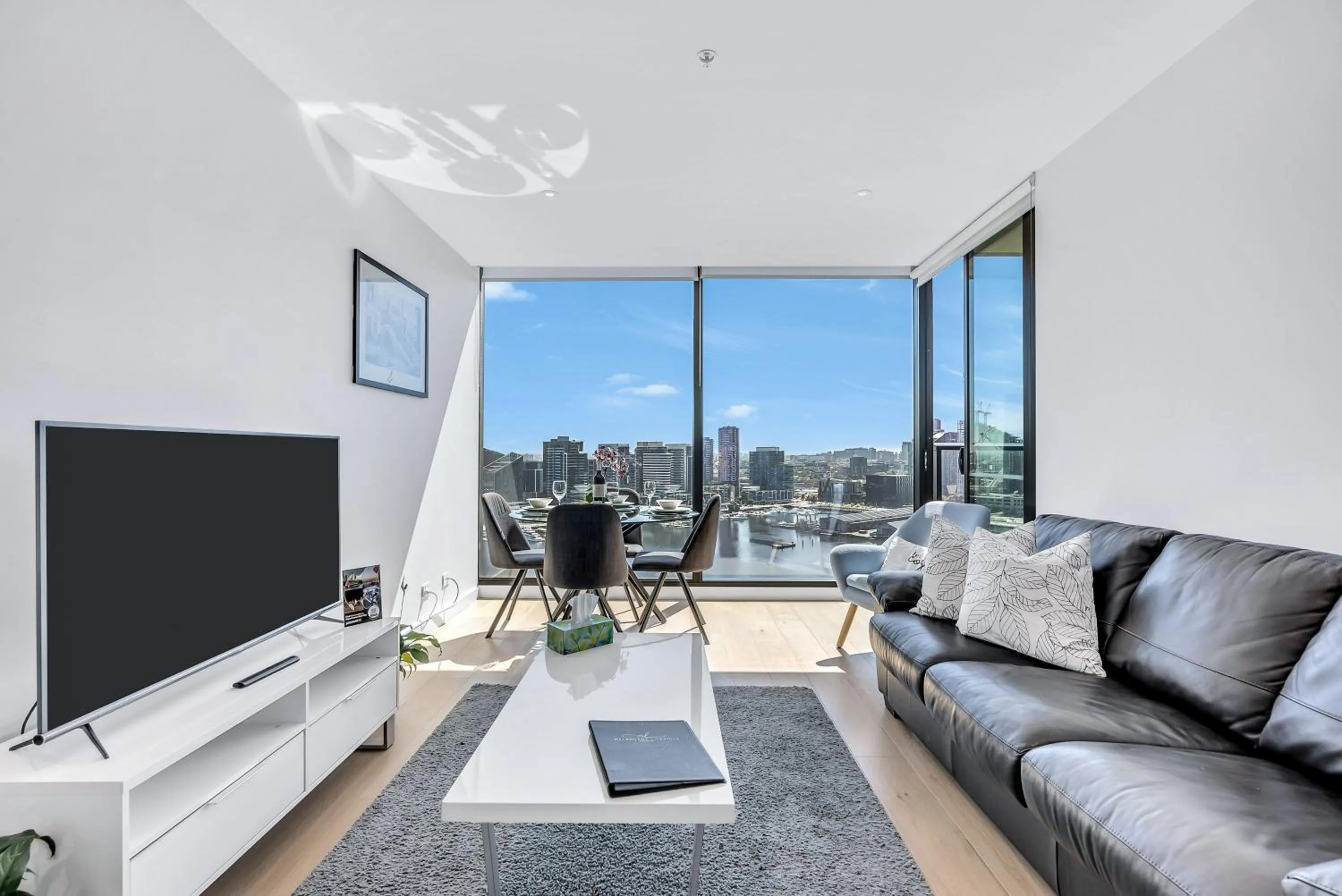 Day in Melbourne Lifestyle Apartments - Best Views on Collins