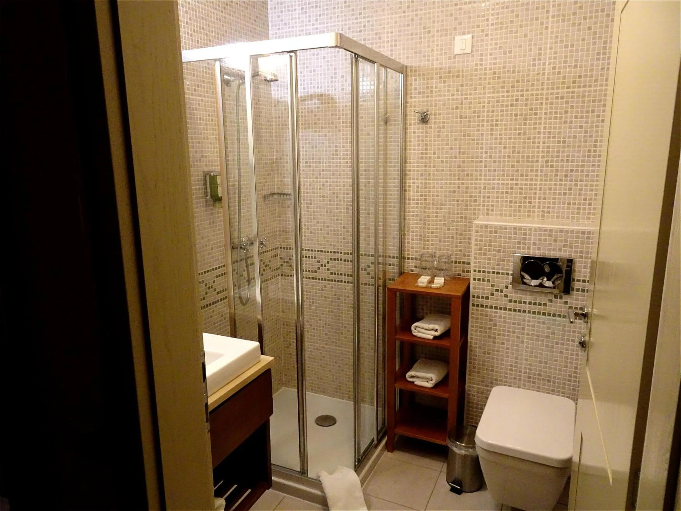Shower in Hotel Mitra, Story Hotels