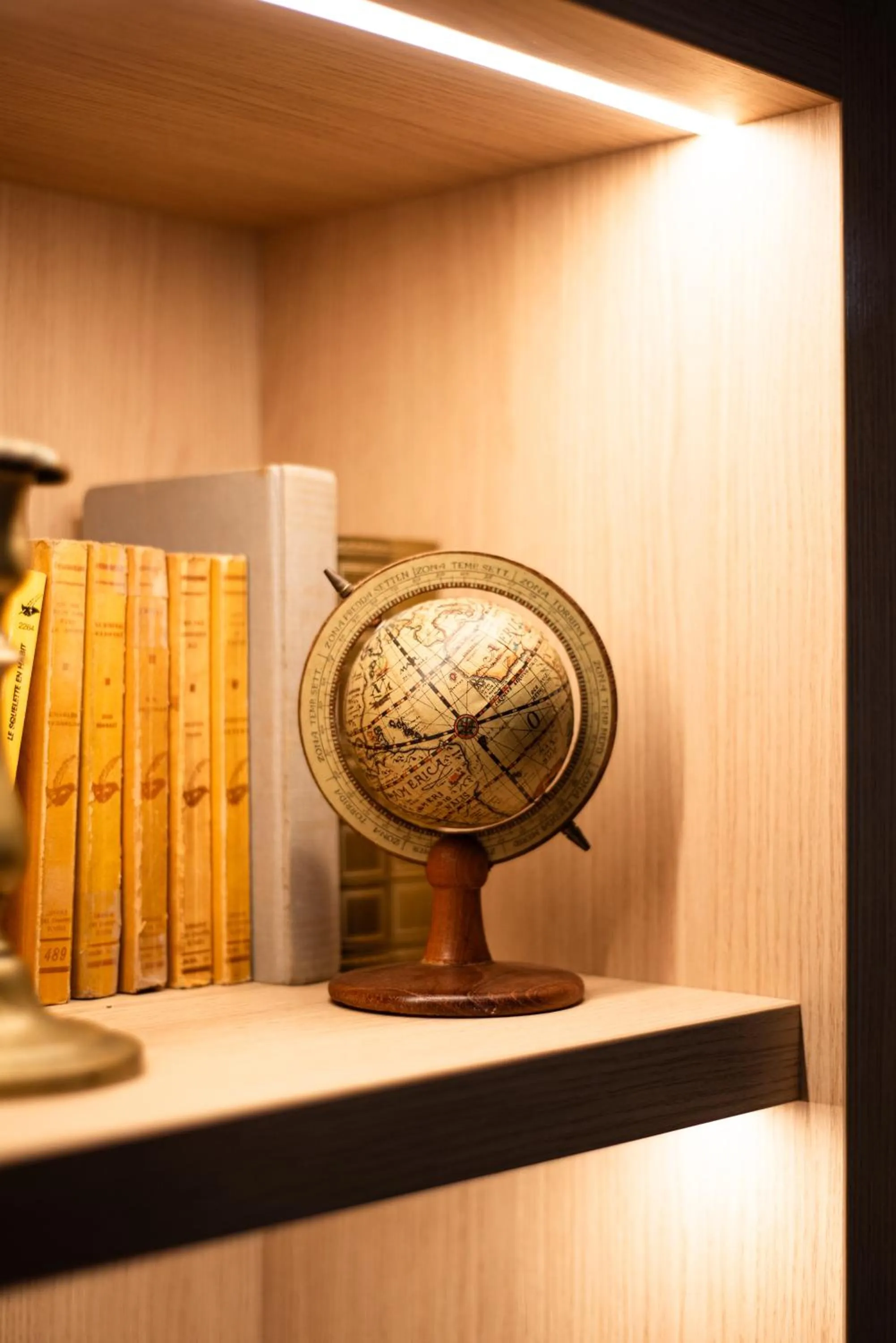 Library in La Maison OBONO Hôtel & Spa