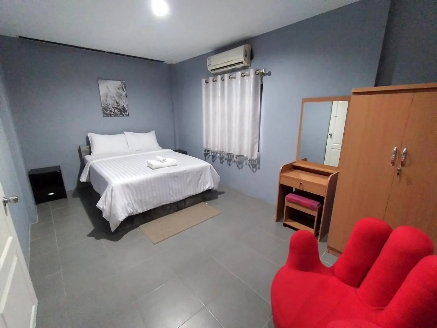 Photo of the whole room, Bed in The Money Inn