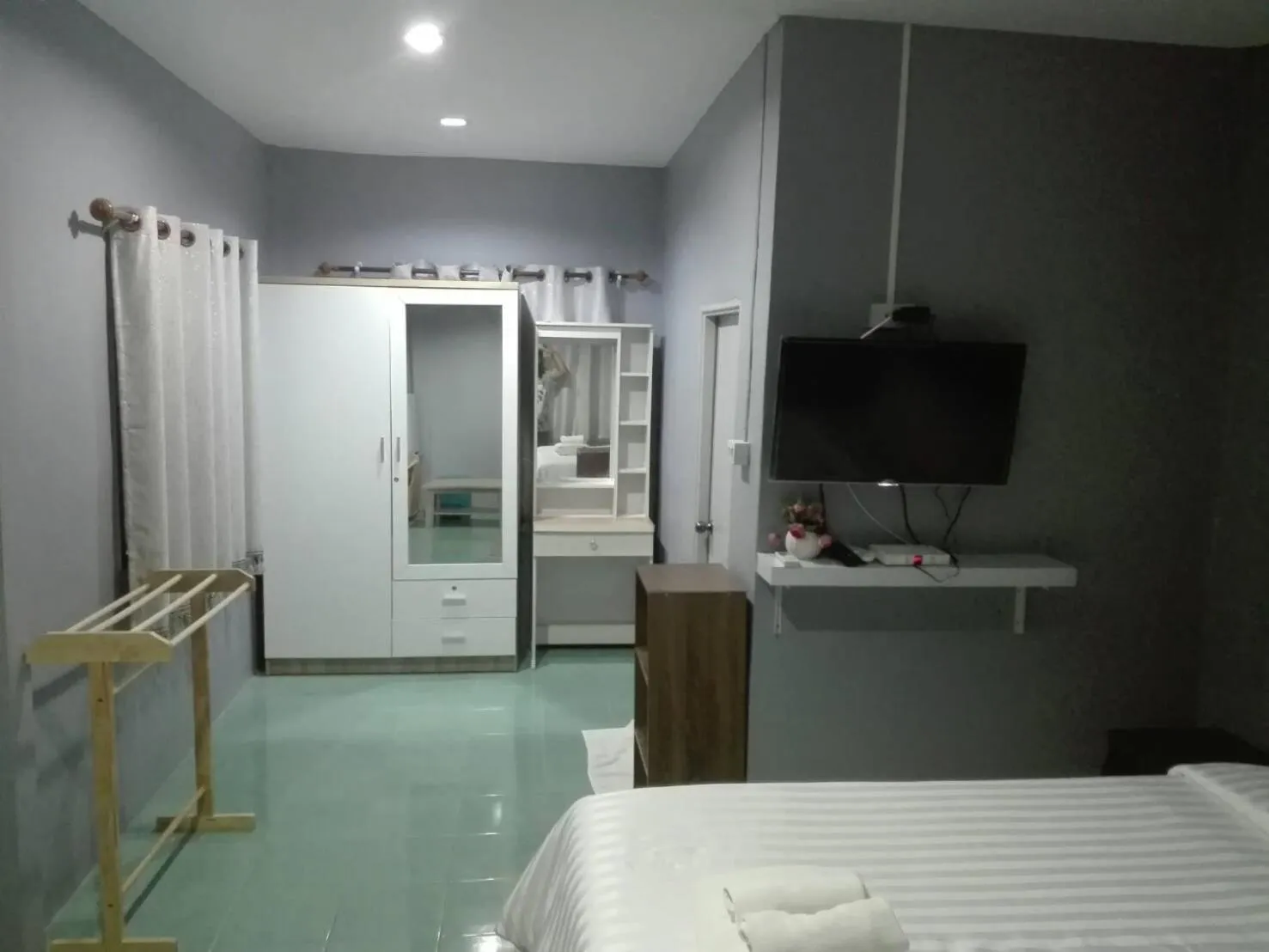 Bathroom, Bed in The Money Inn