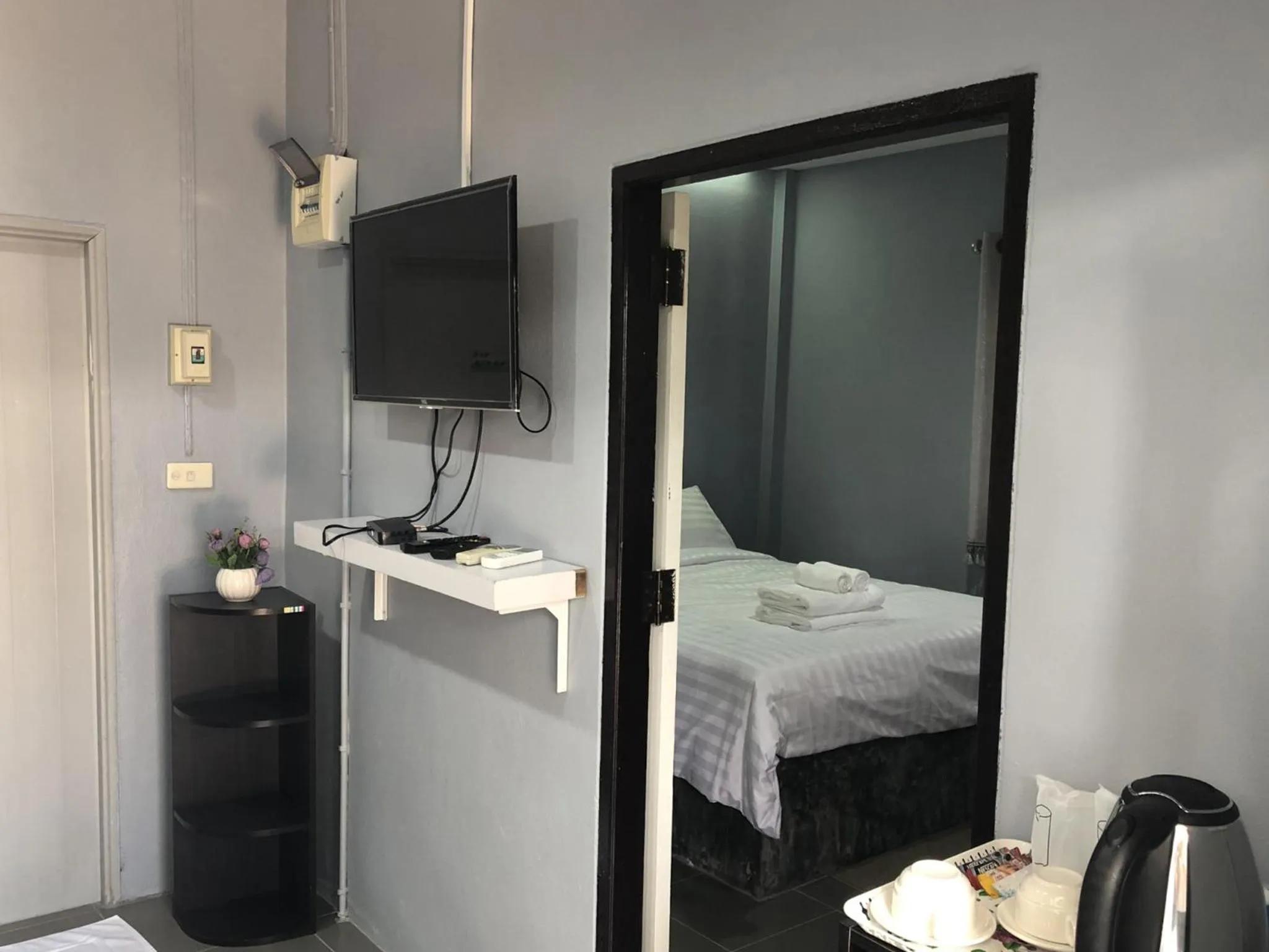 Bedroom, Bed in The Money Inn