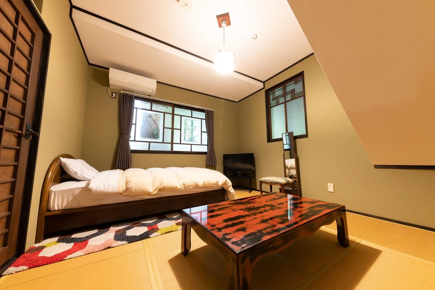 Bed in Taisho Yufu no Hana