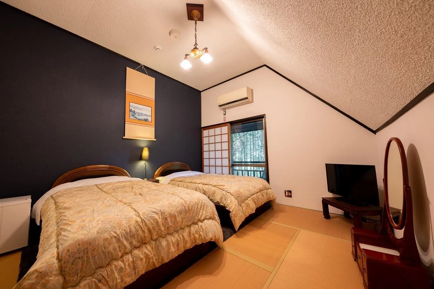 Bed in Taisho Yufu no Hana