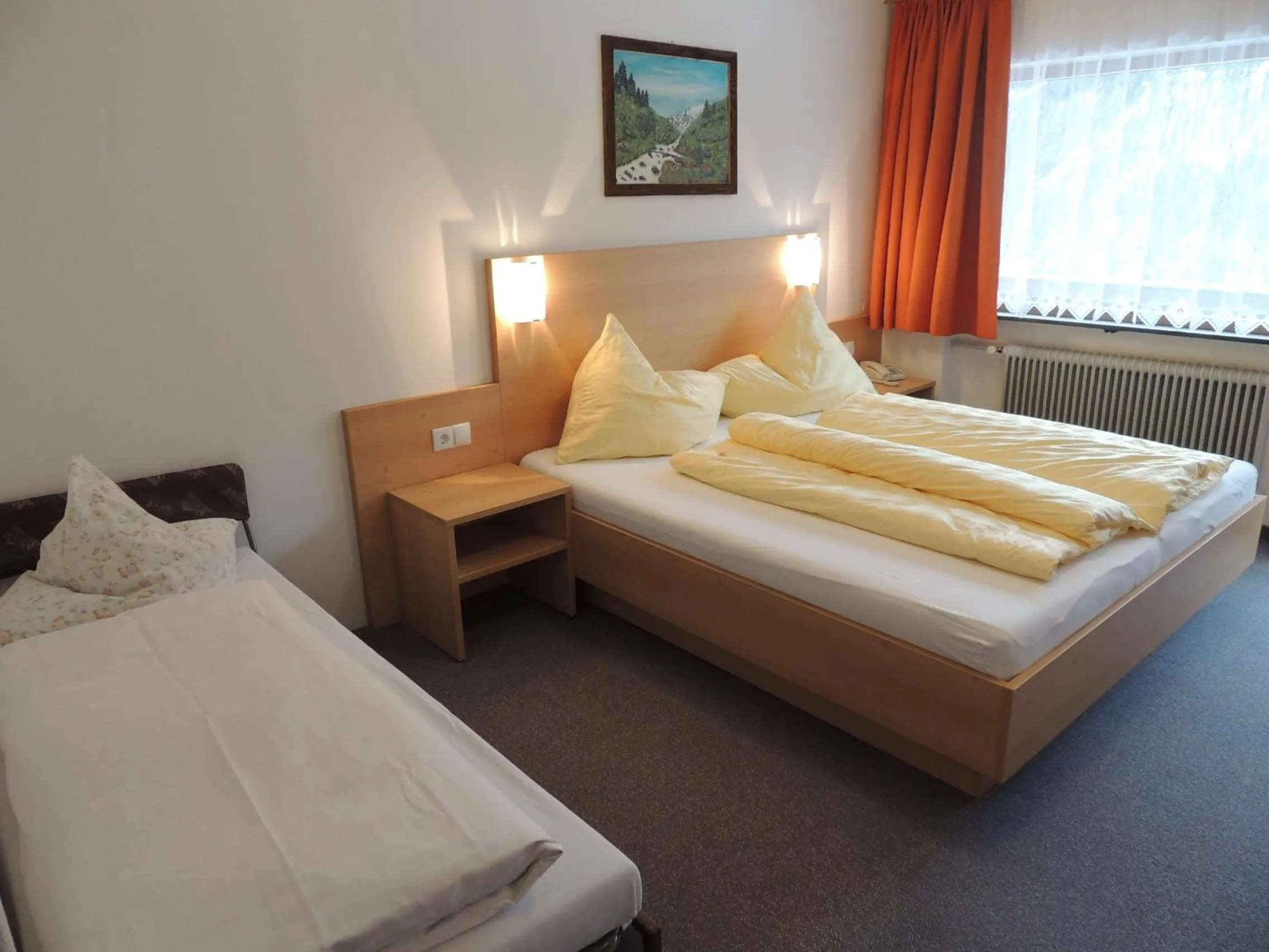 Photo of the whole room, Bed in Pension Winnebach