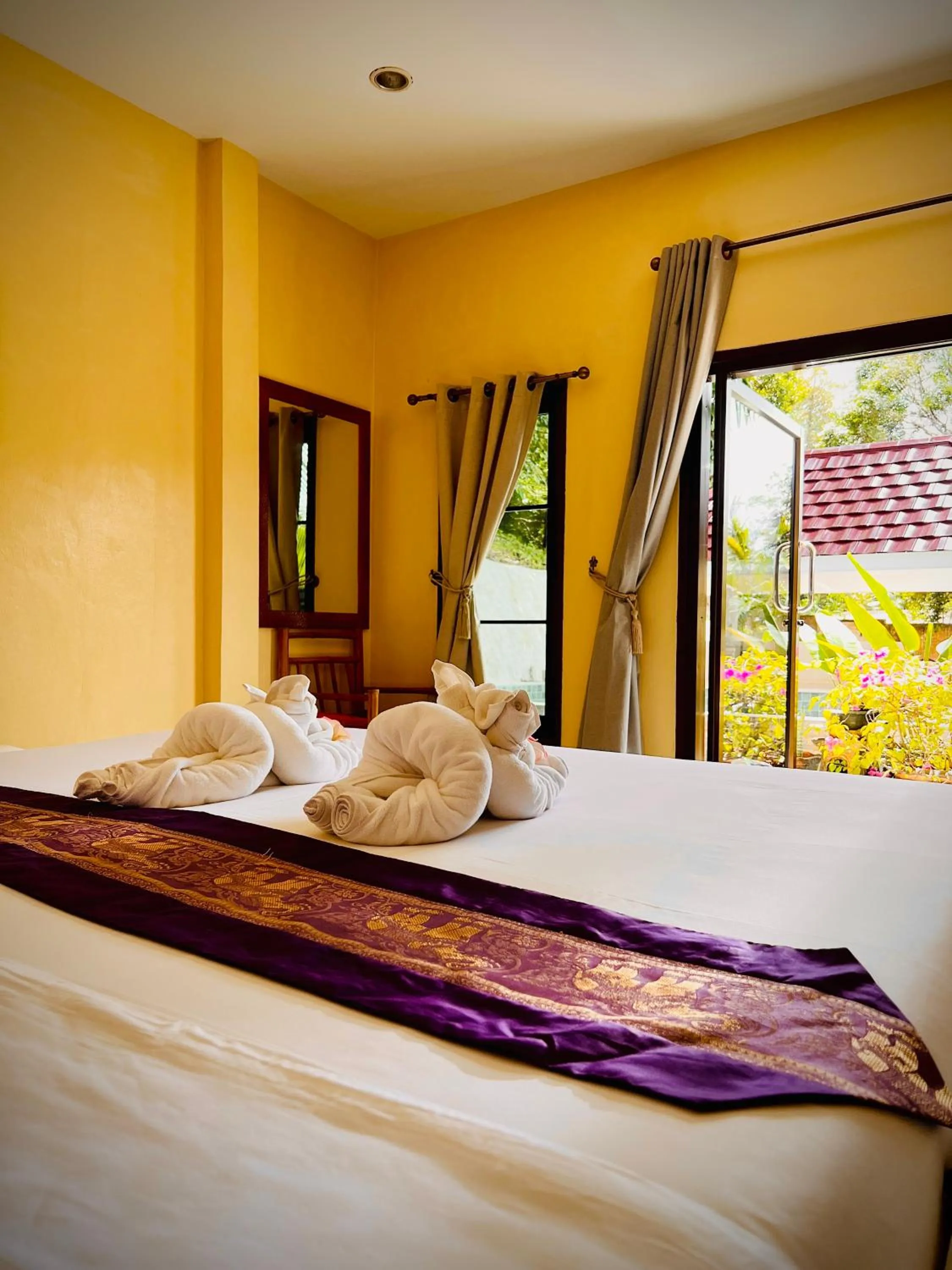 Bed in Baan Ton Rak Boutique Resort